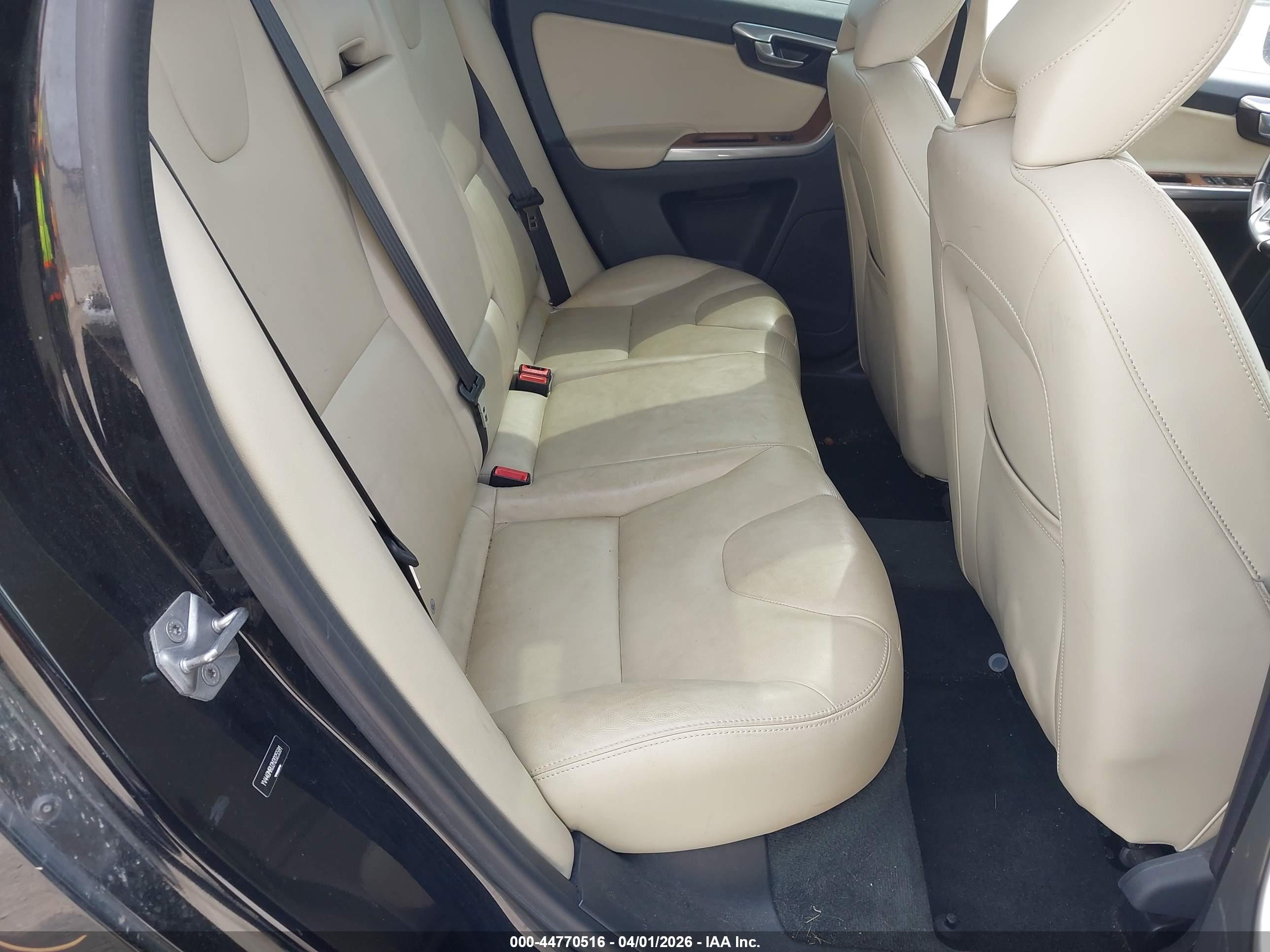 VOLVO XC60 image 8