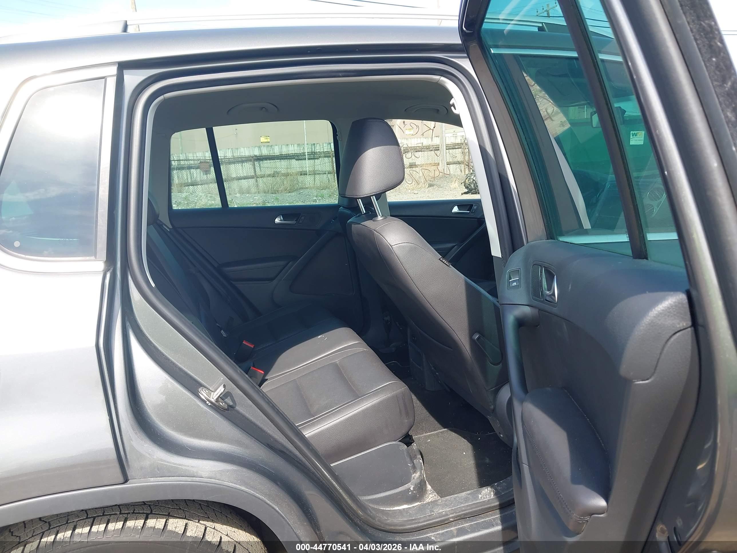 VOLKSWAGEN TIGUAN image 8