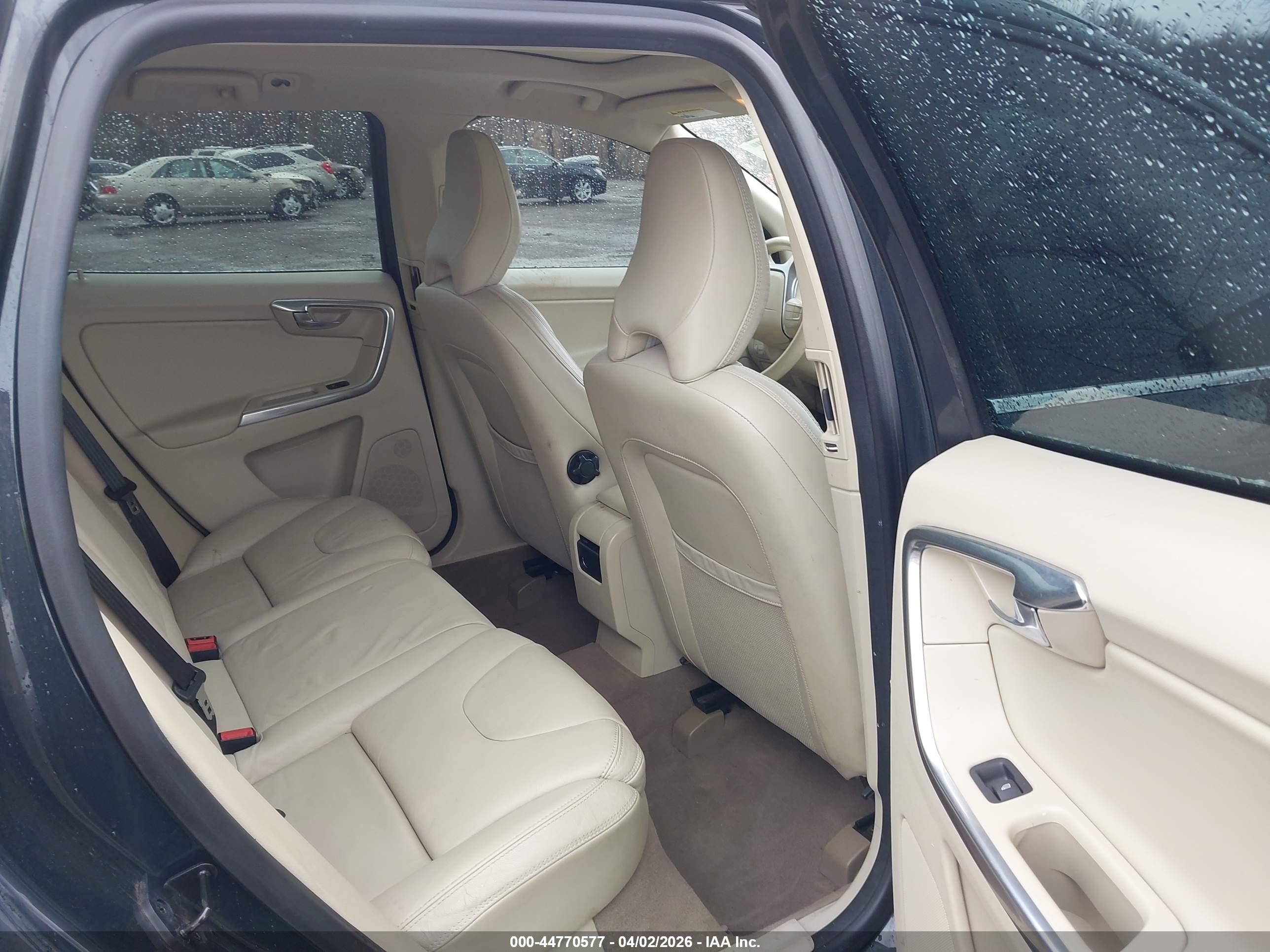 VOLVO XC60 image 8