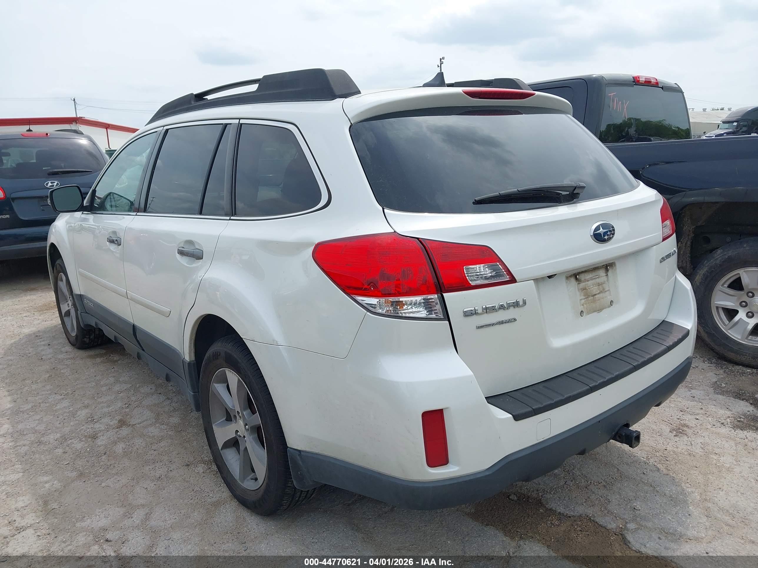 SUBARU OUTBACK image 3