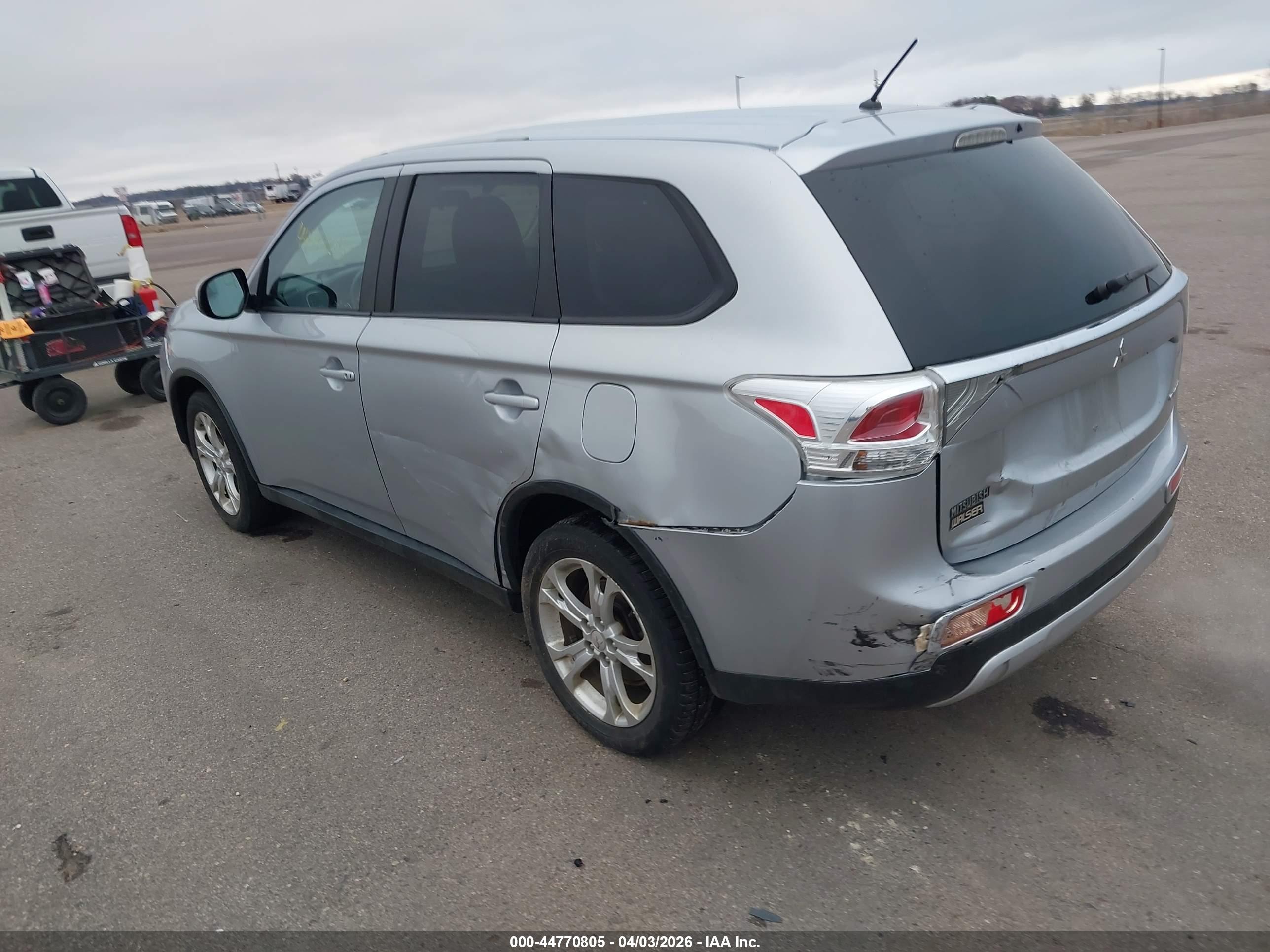 MITSUBISHI OUTLANDER image 3