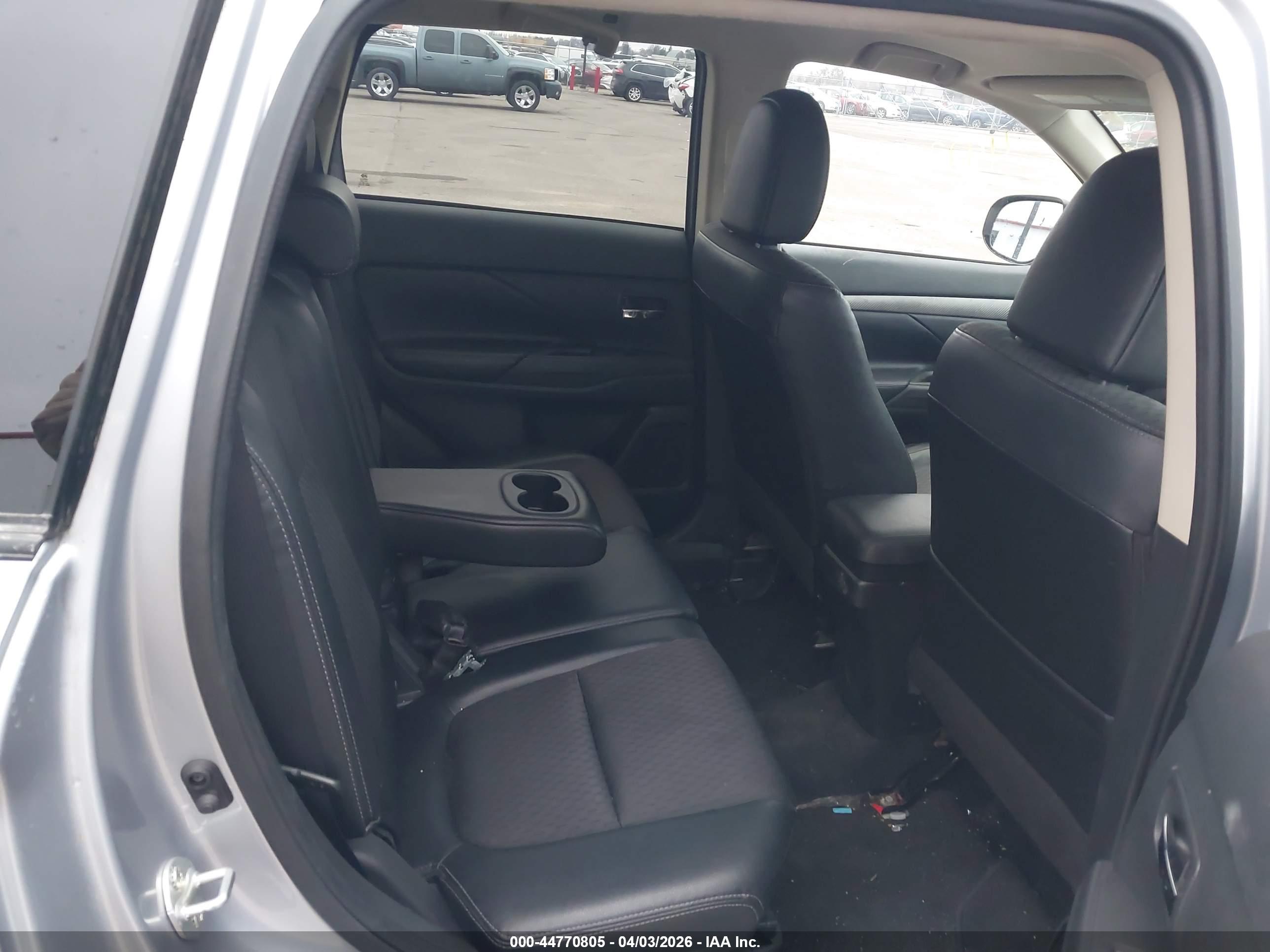 MITSUBISHI OUTLANDER image 8
