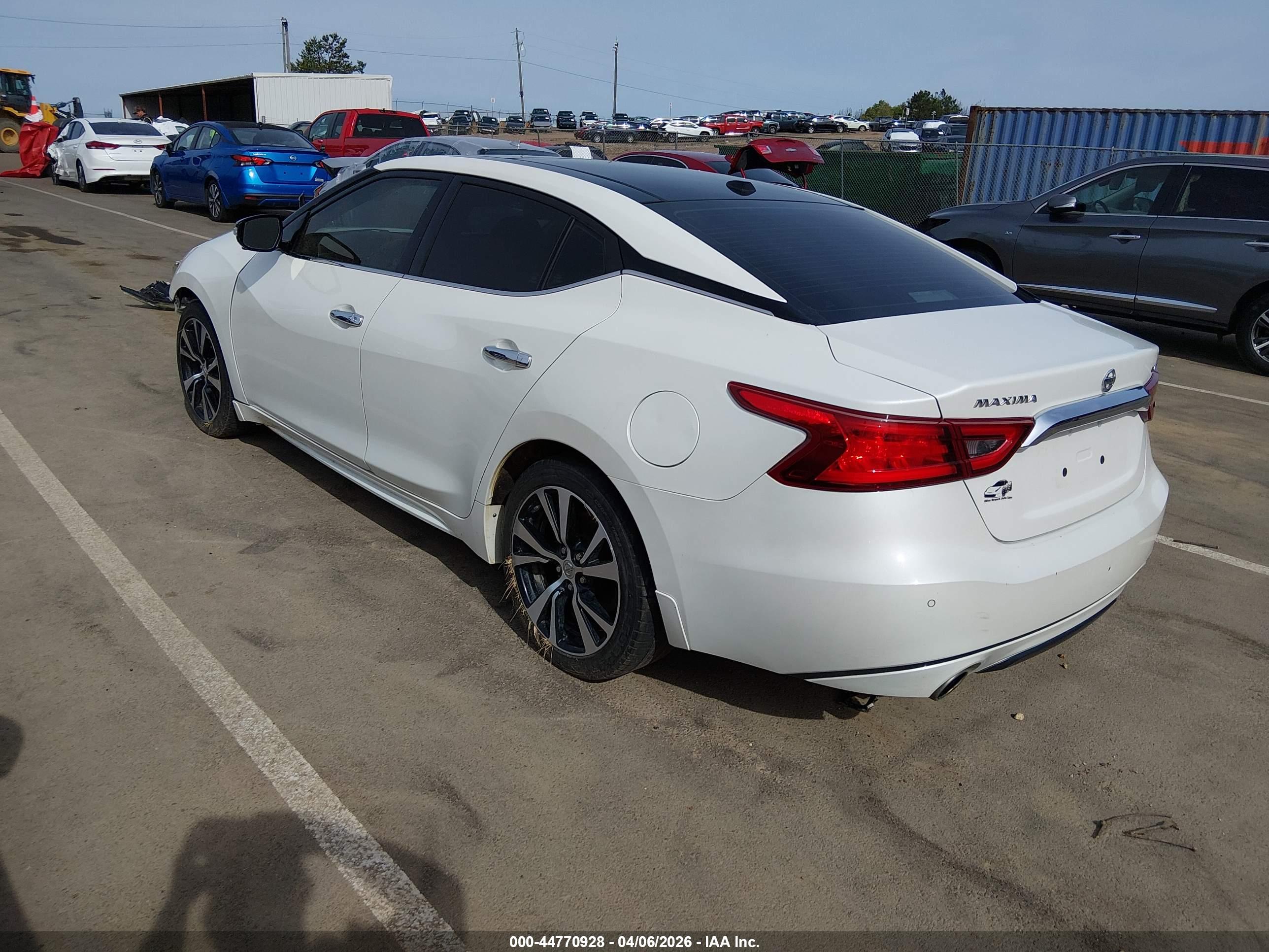 NISSAN MAXIMA image 3