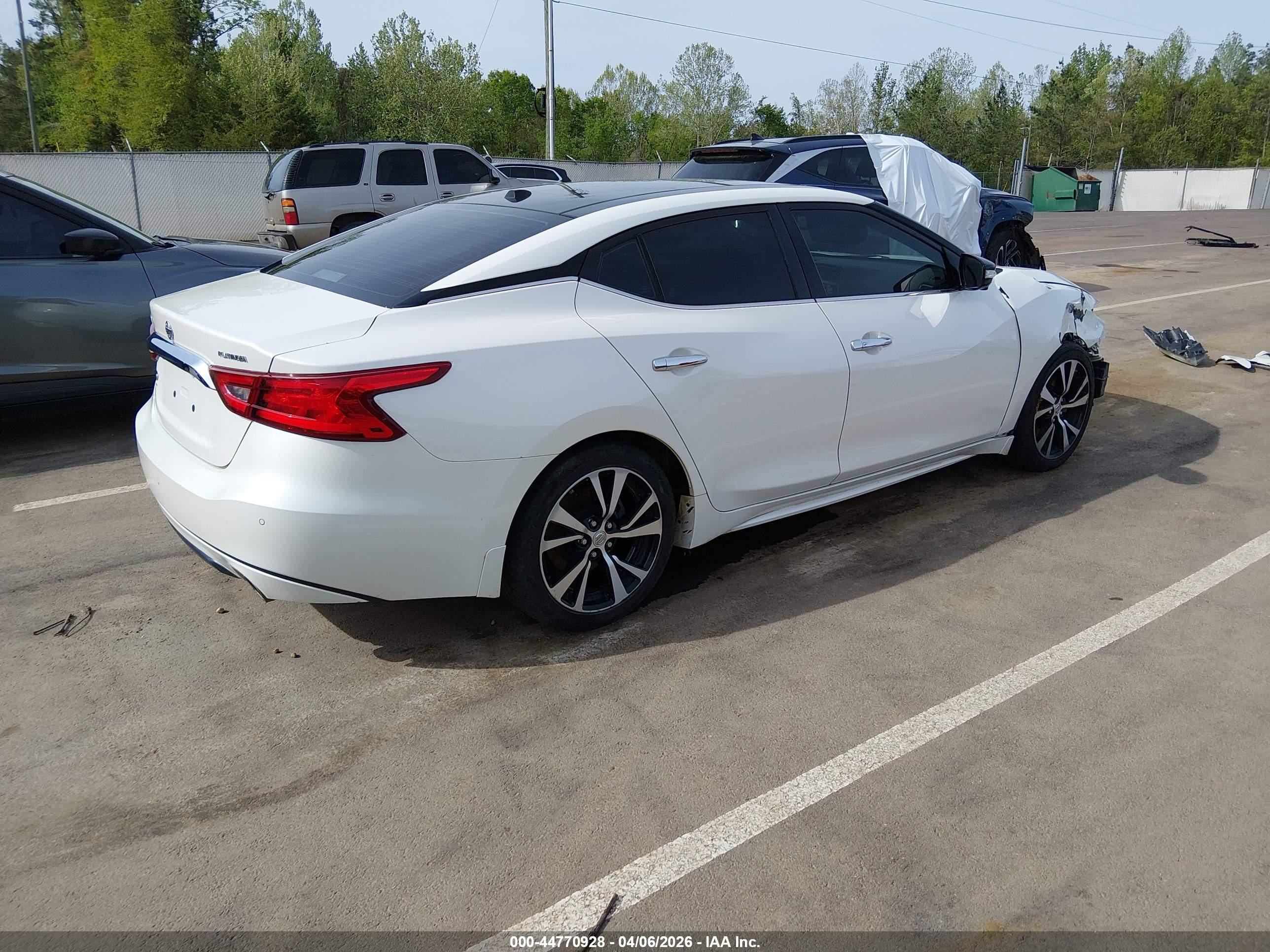 NISSAN MAXIMA image 4