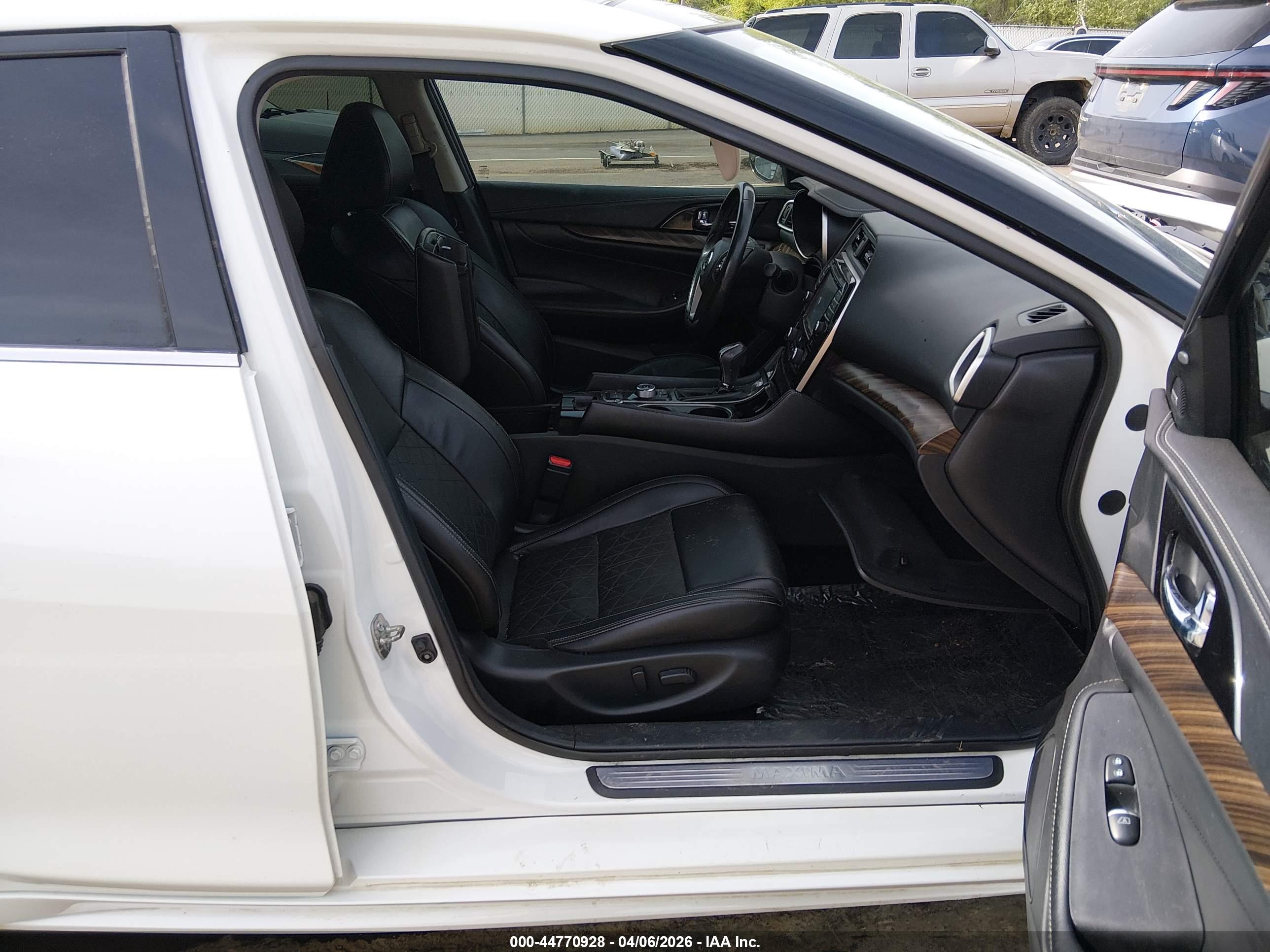 NISSAN MAXIMA image 5