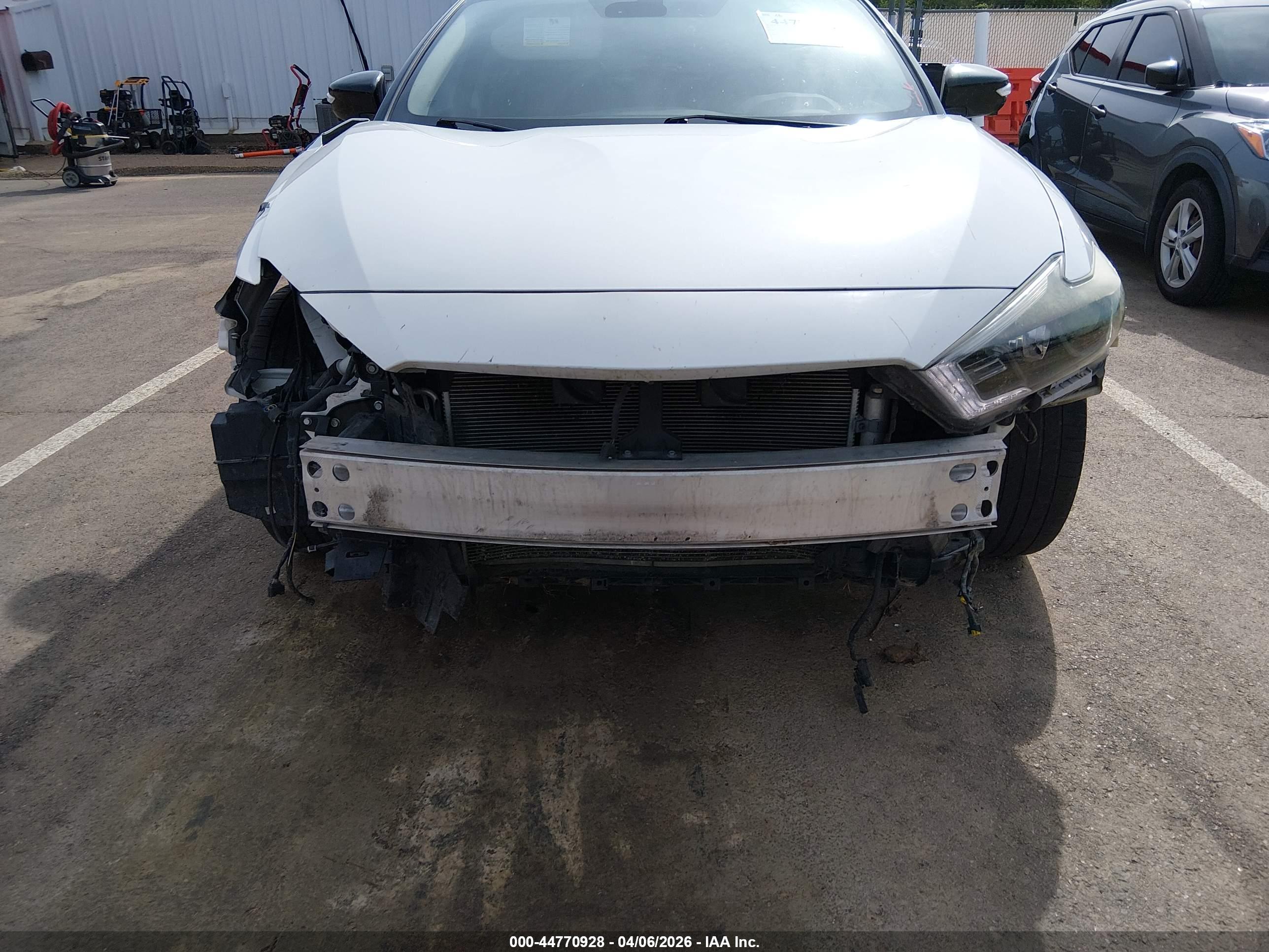NISSAN MAXIMA image 6