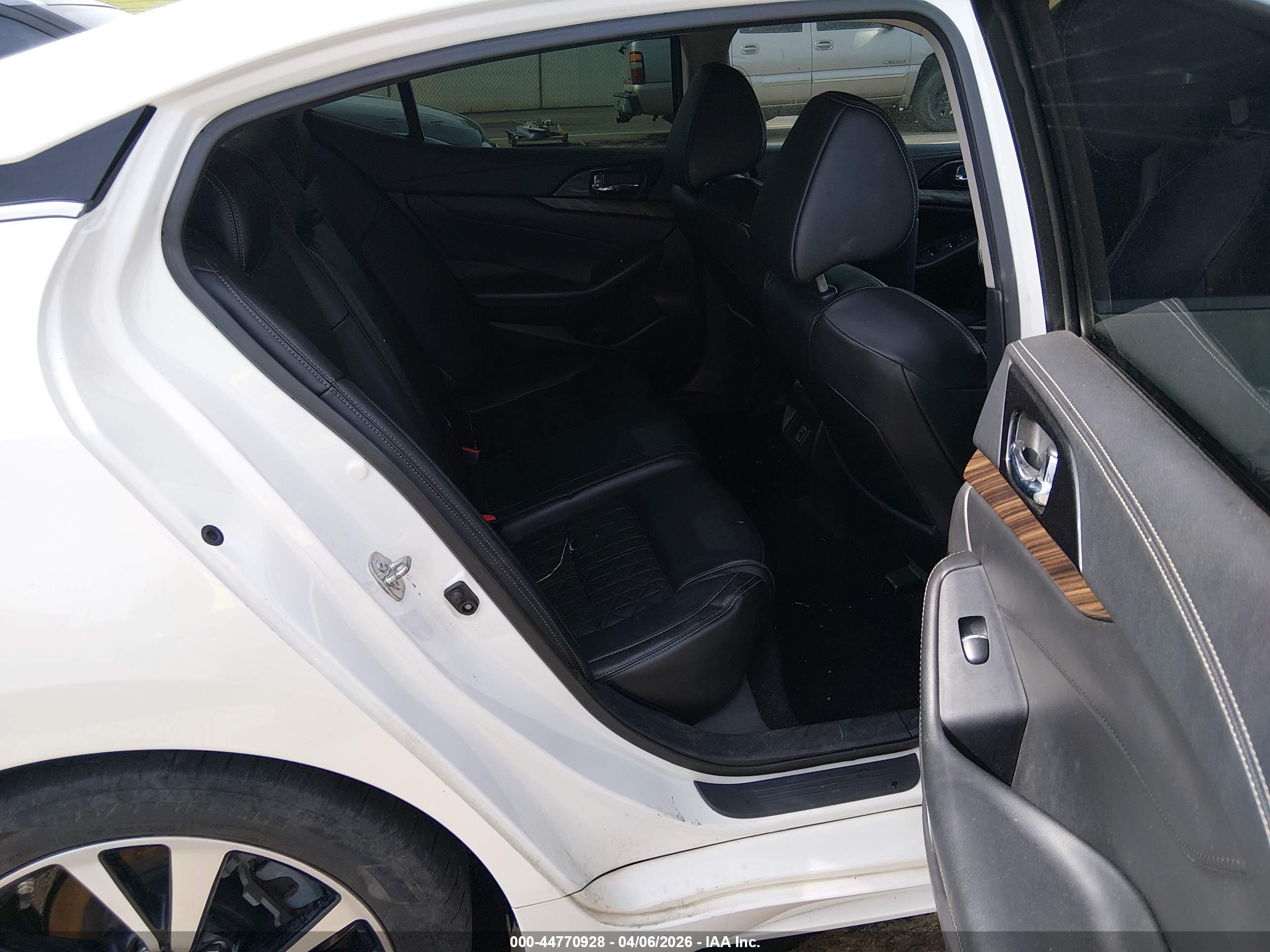 NISSAN MAXIMA image 8
