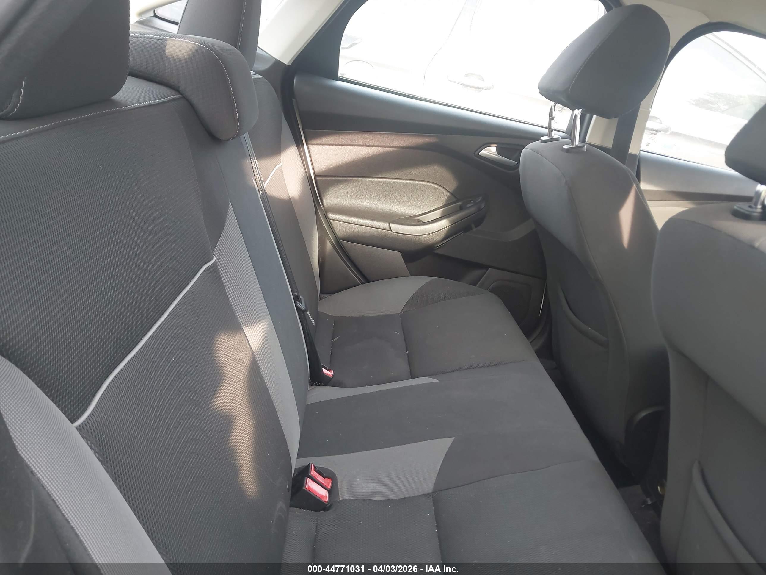 FORD FOCUS image 8