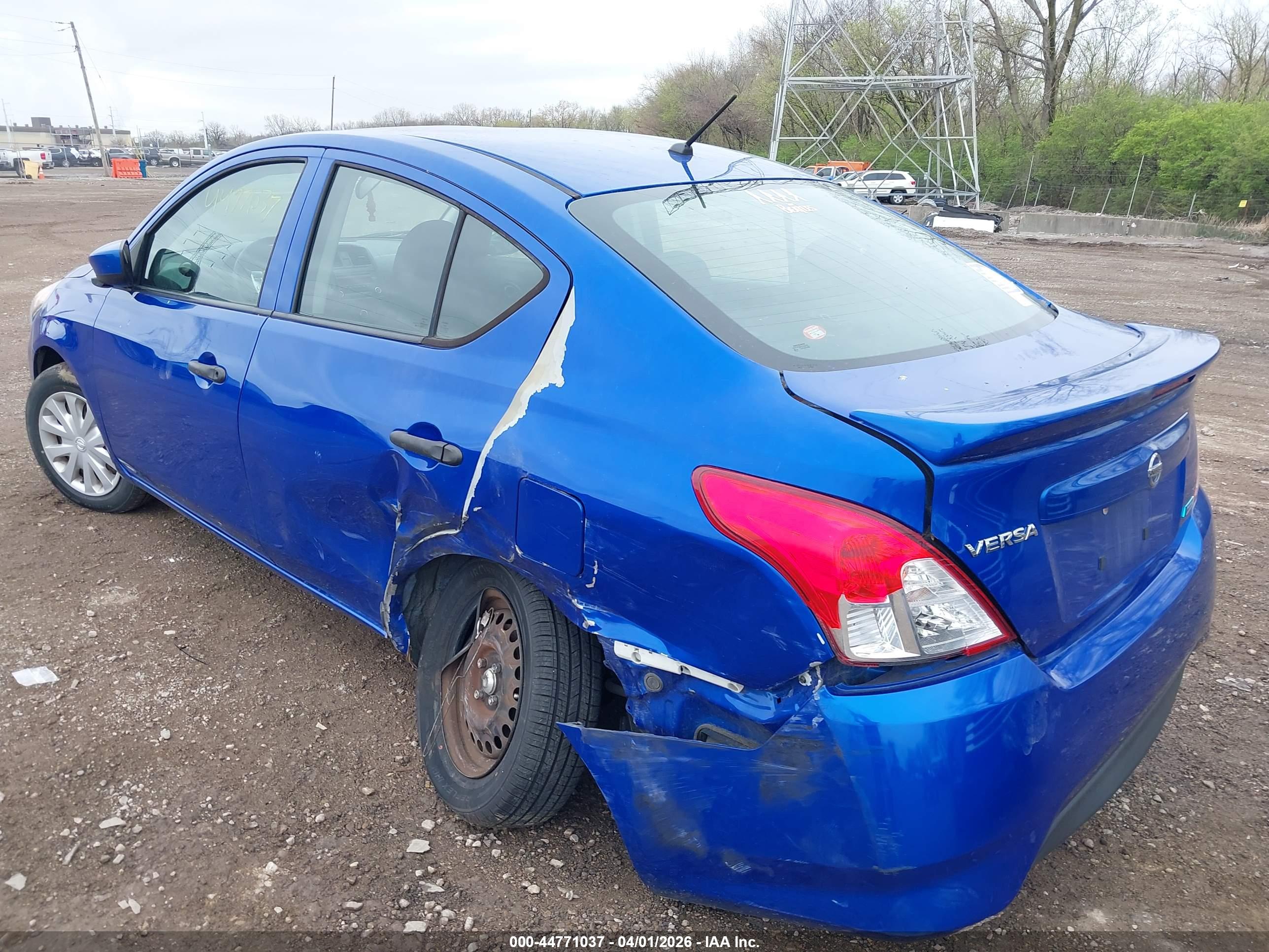 NISSAN VERSA image 6