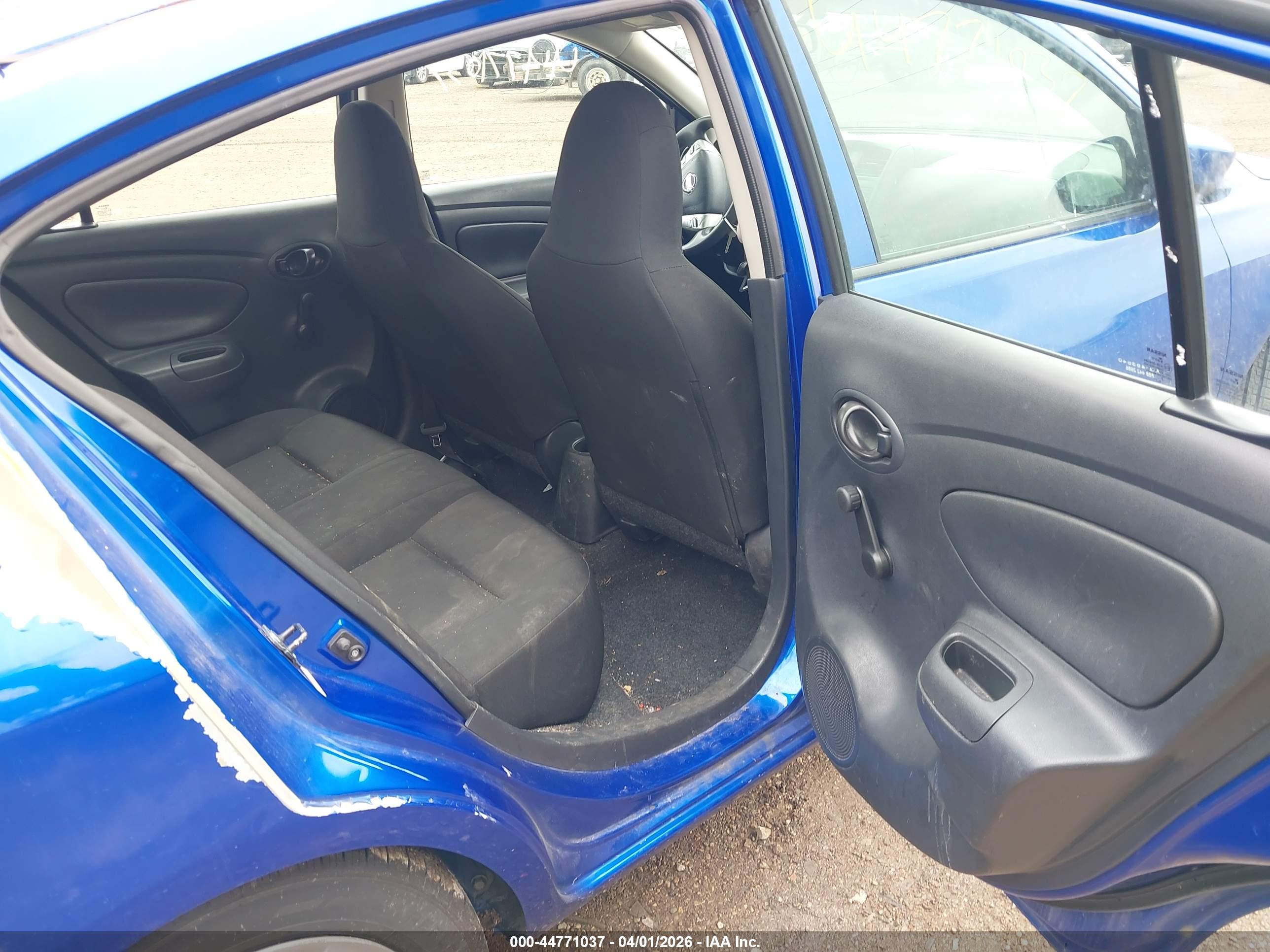NISSAN VERSA image 8