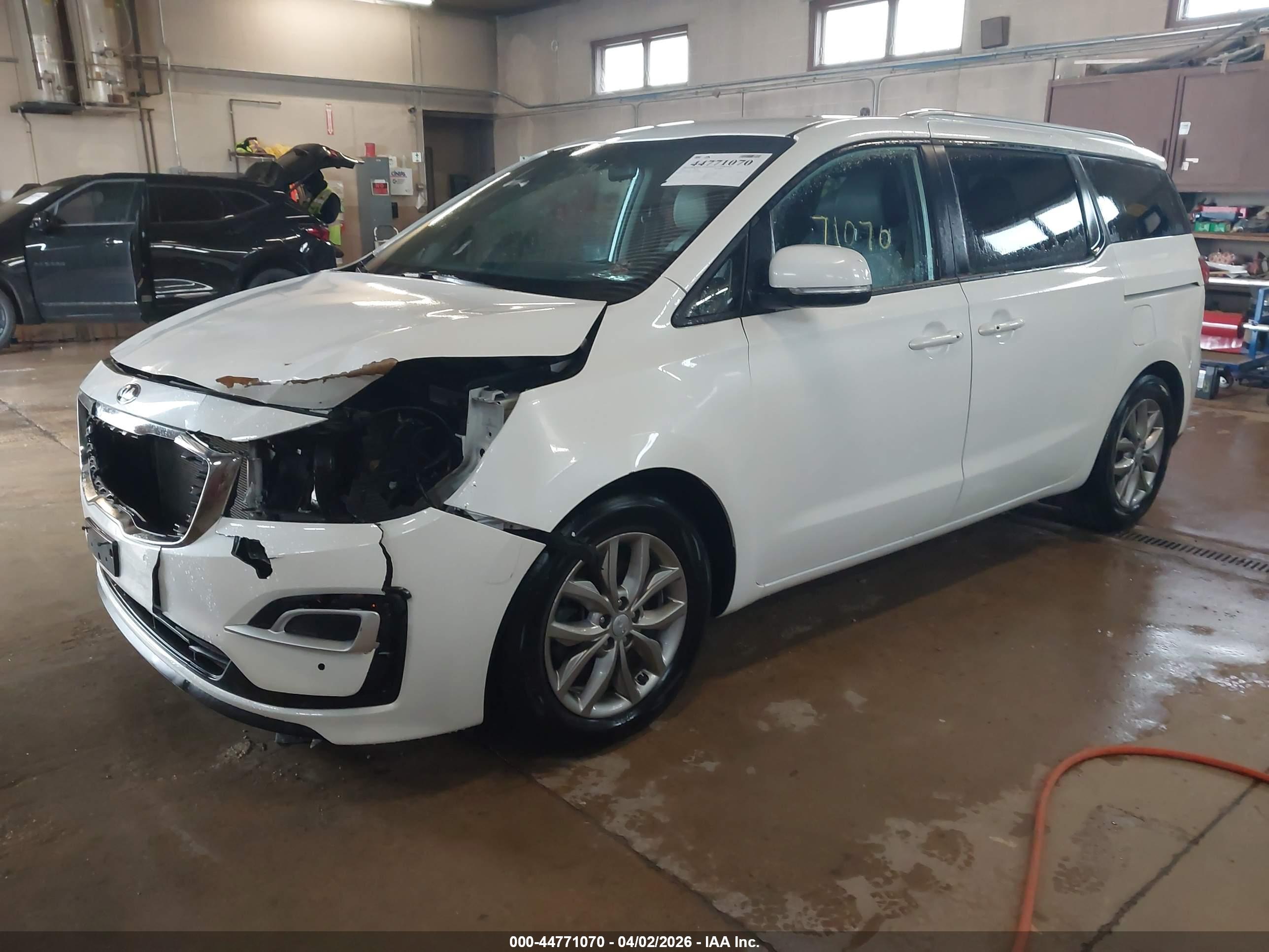 KIA SEDONA image 2