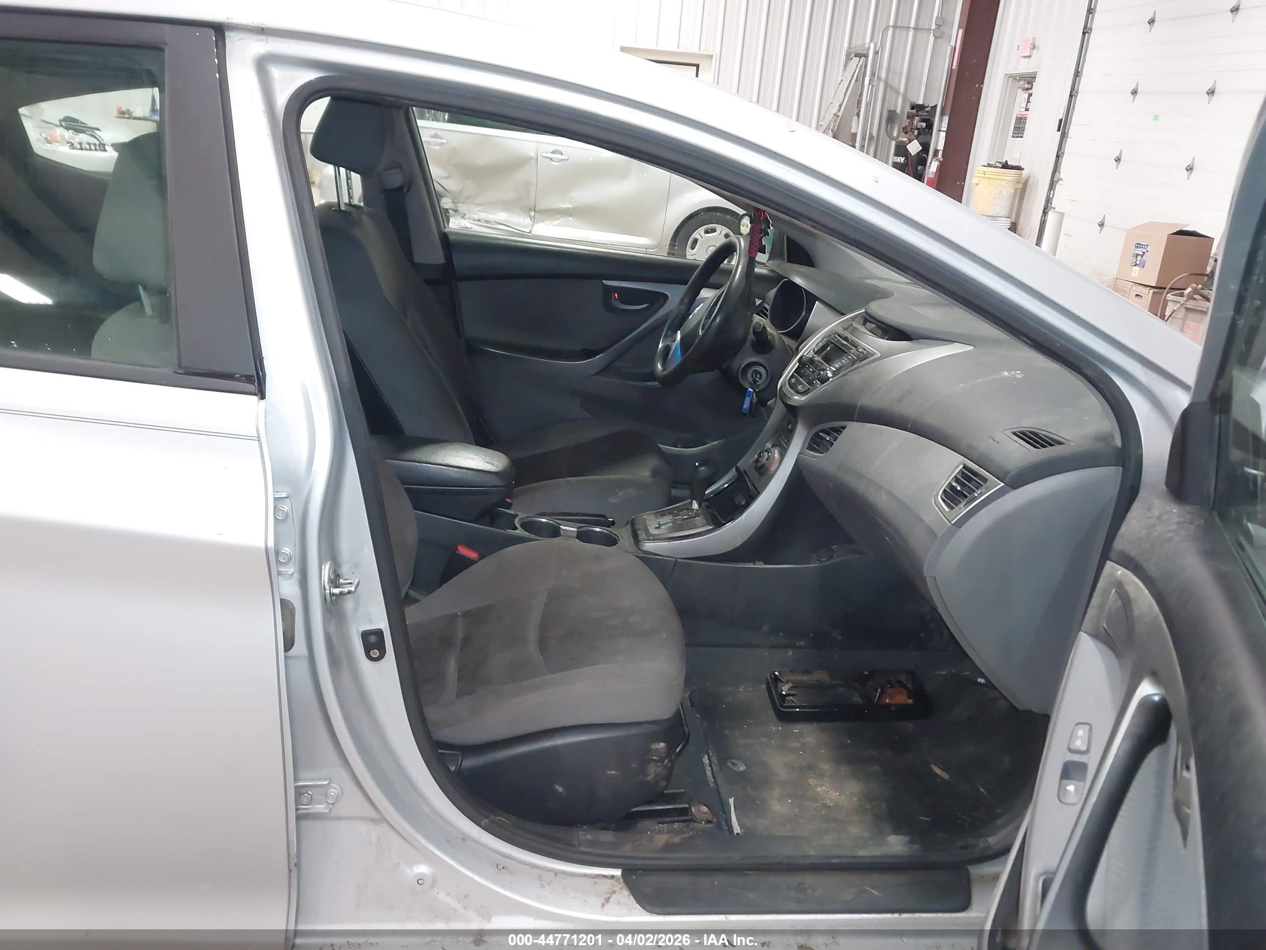 HYUNDAI ELANTRA image 5