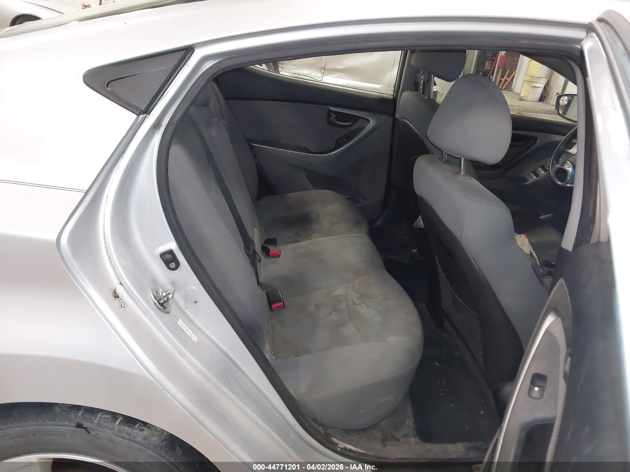 HYUNDAI ELANTRA image 8
