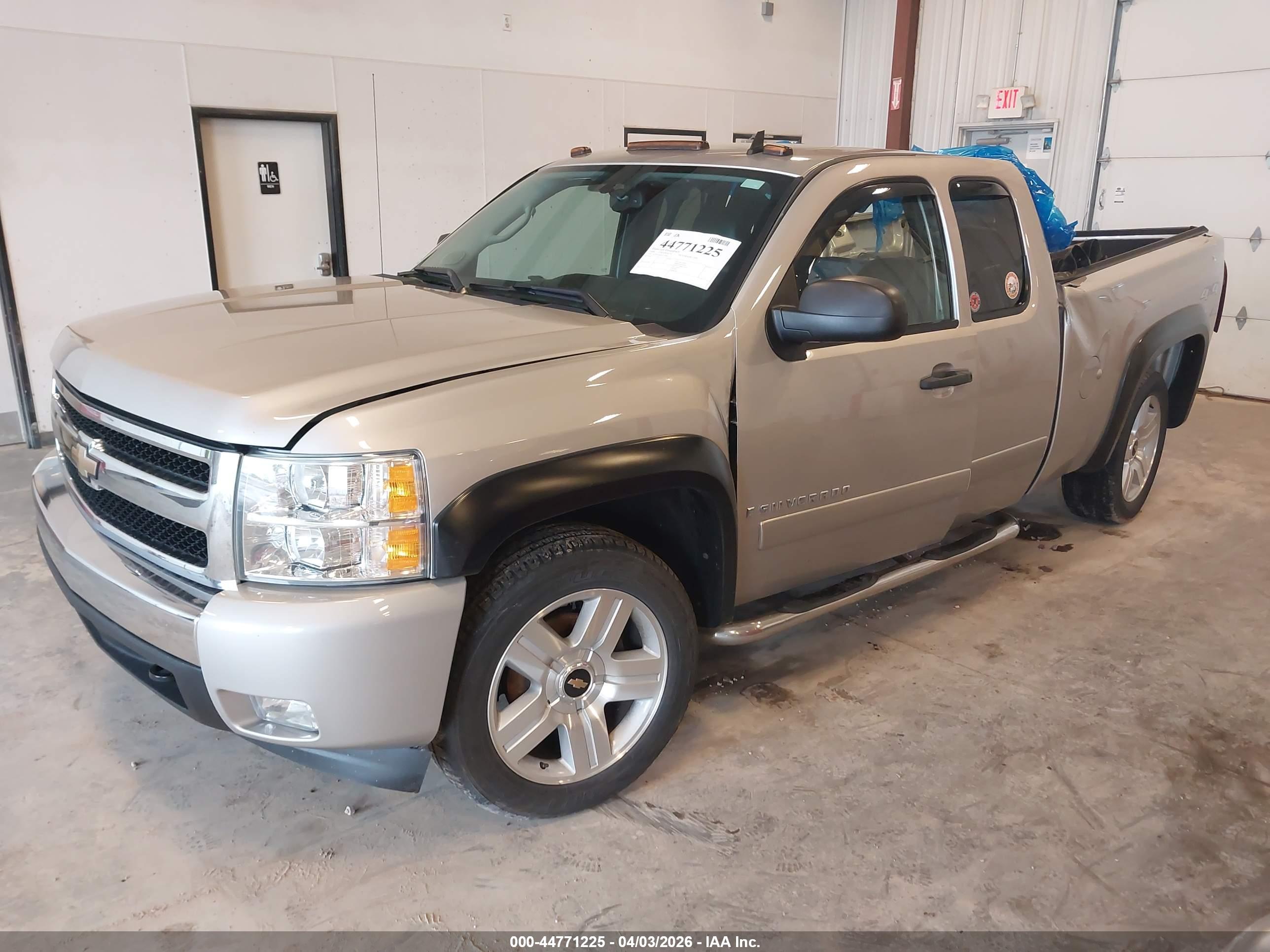CHEVROLET SILVERADO image 2