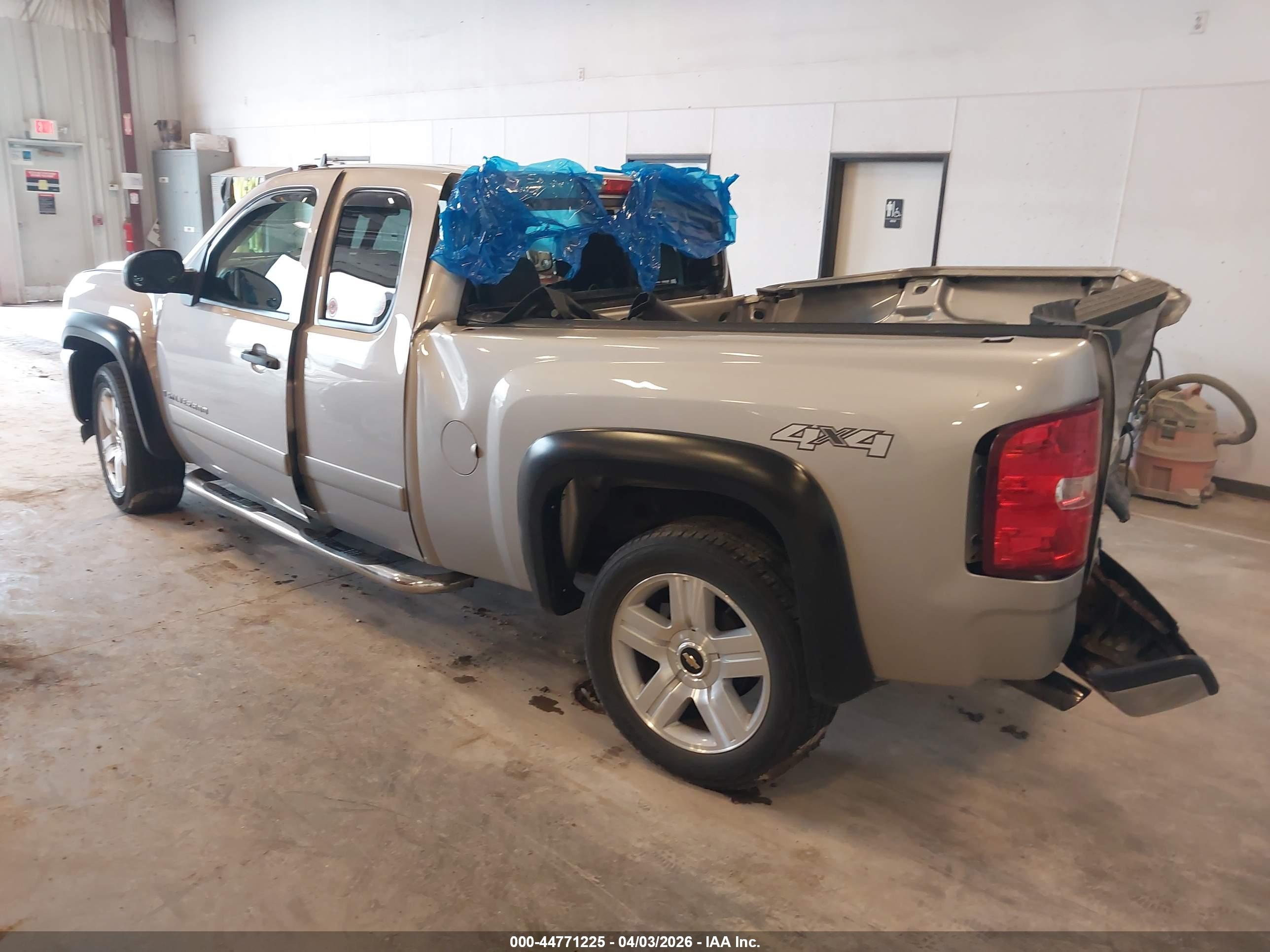CHEVROLET SILVERADO image 3