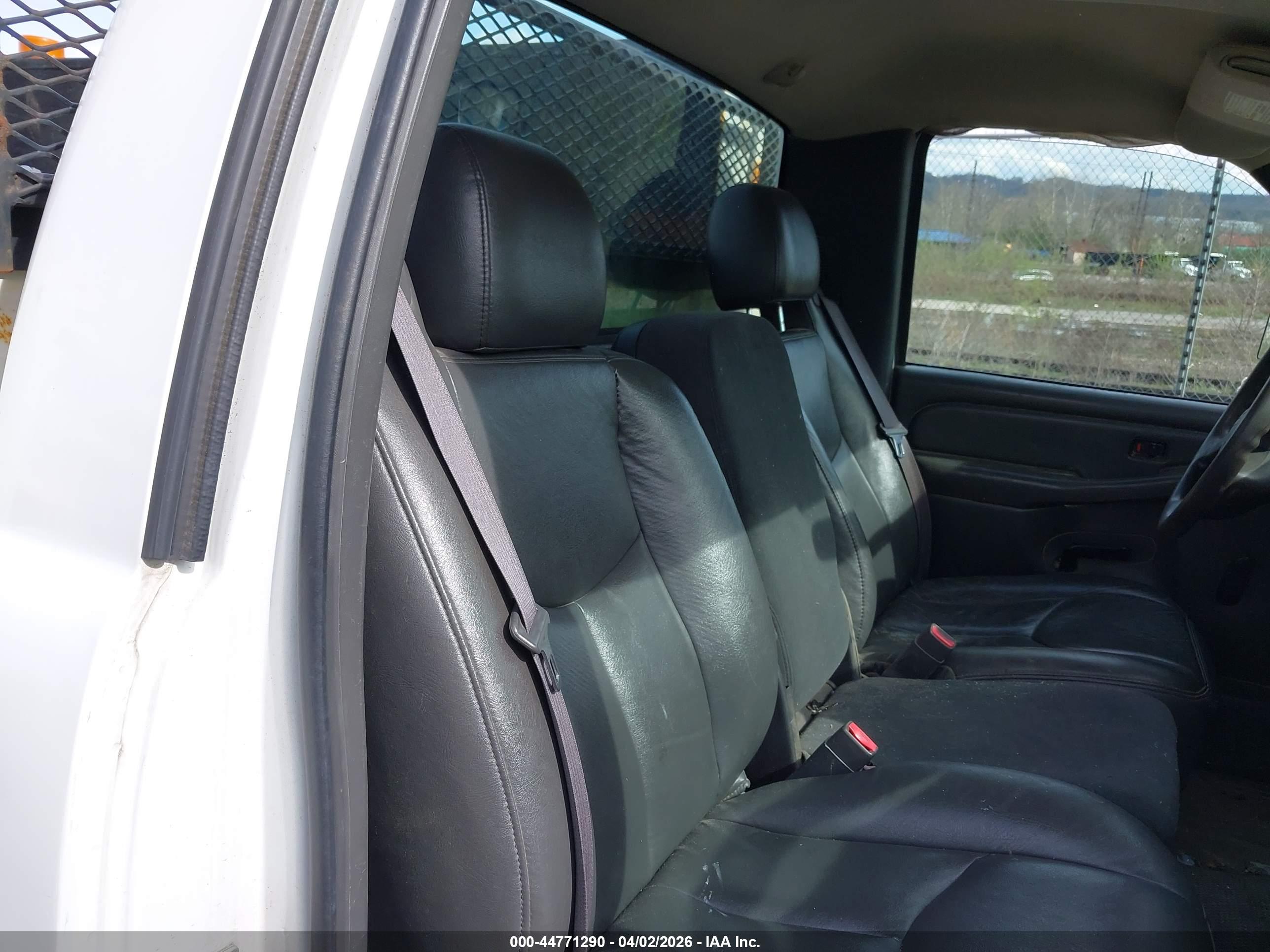 CHEVROLET SILVERADO image 8