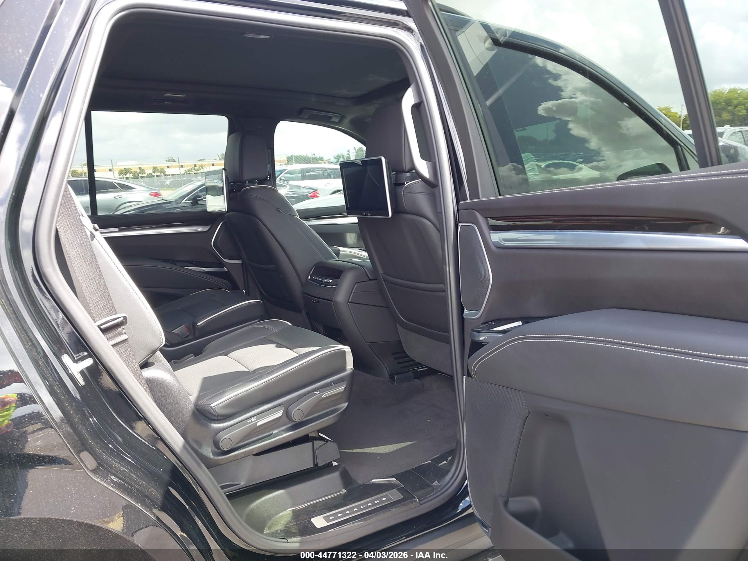 CADILLAC ESCALADE image 8