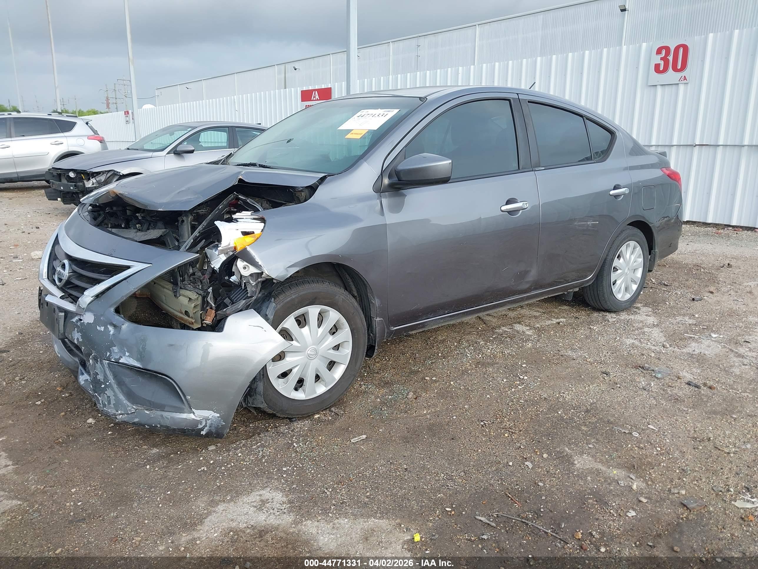 NISSAN VERSA image 2