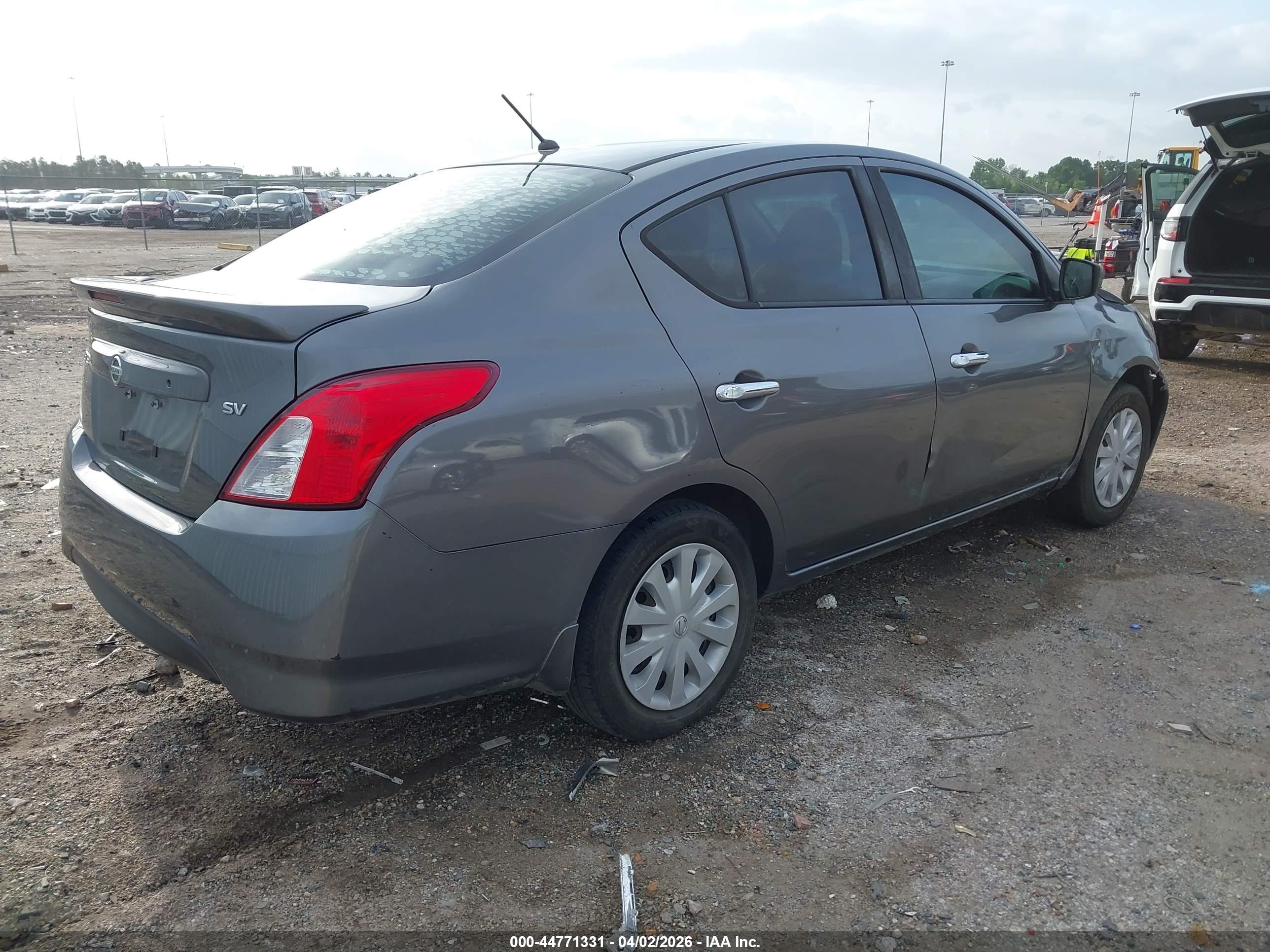 NISSAN VERSA image 4