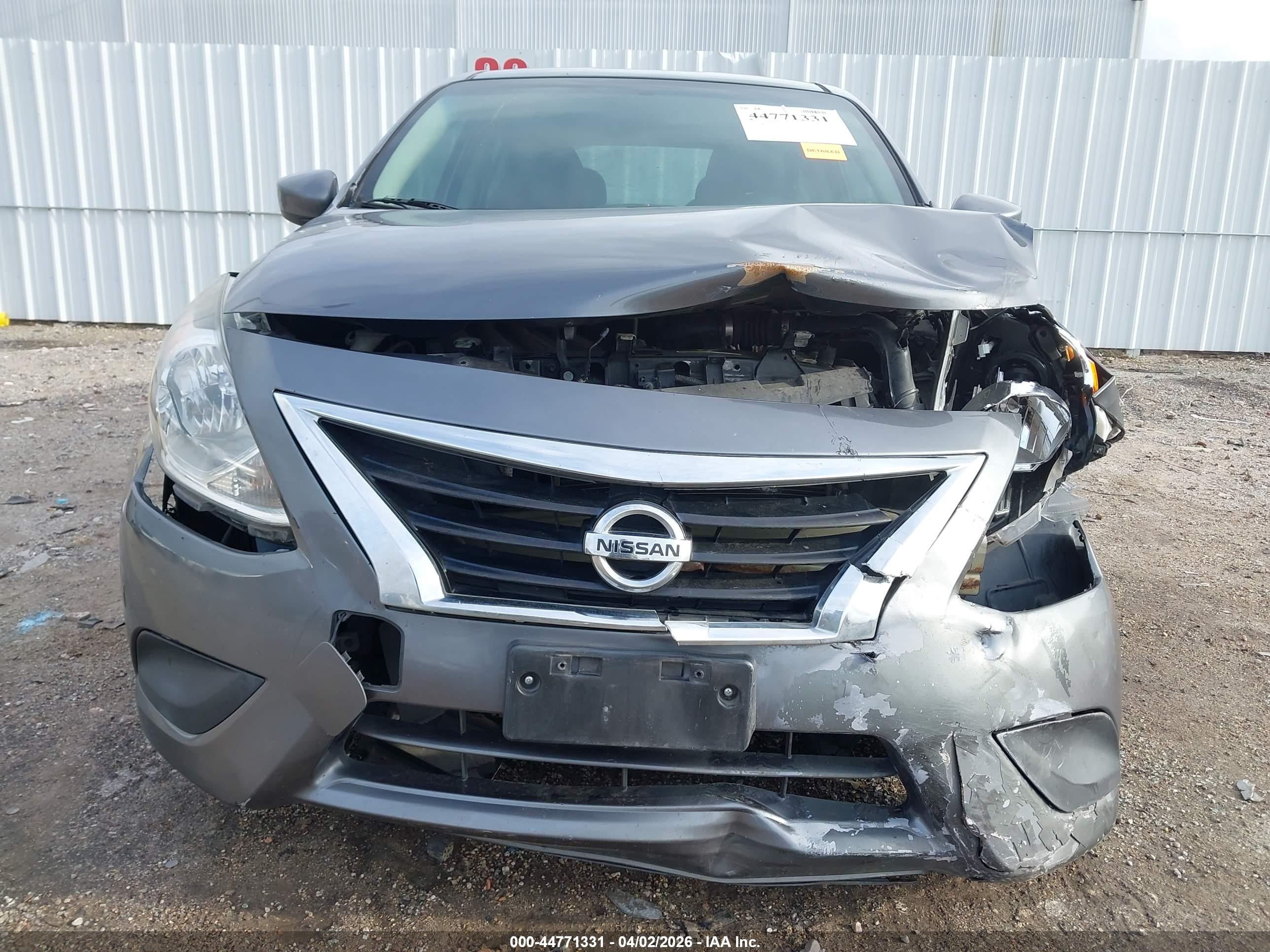 NISSAN VERSA image 6