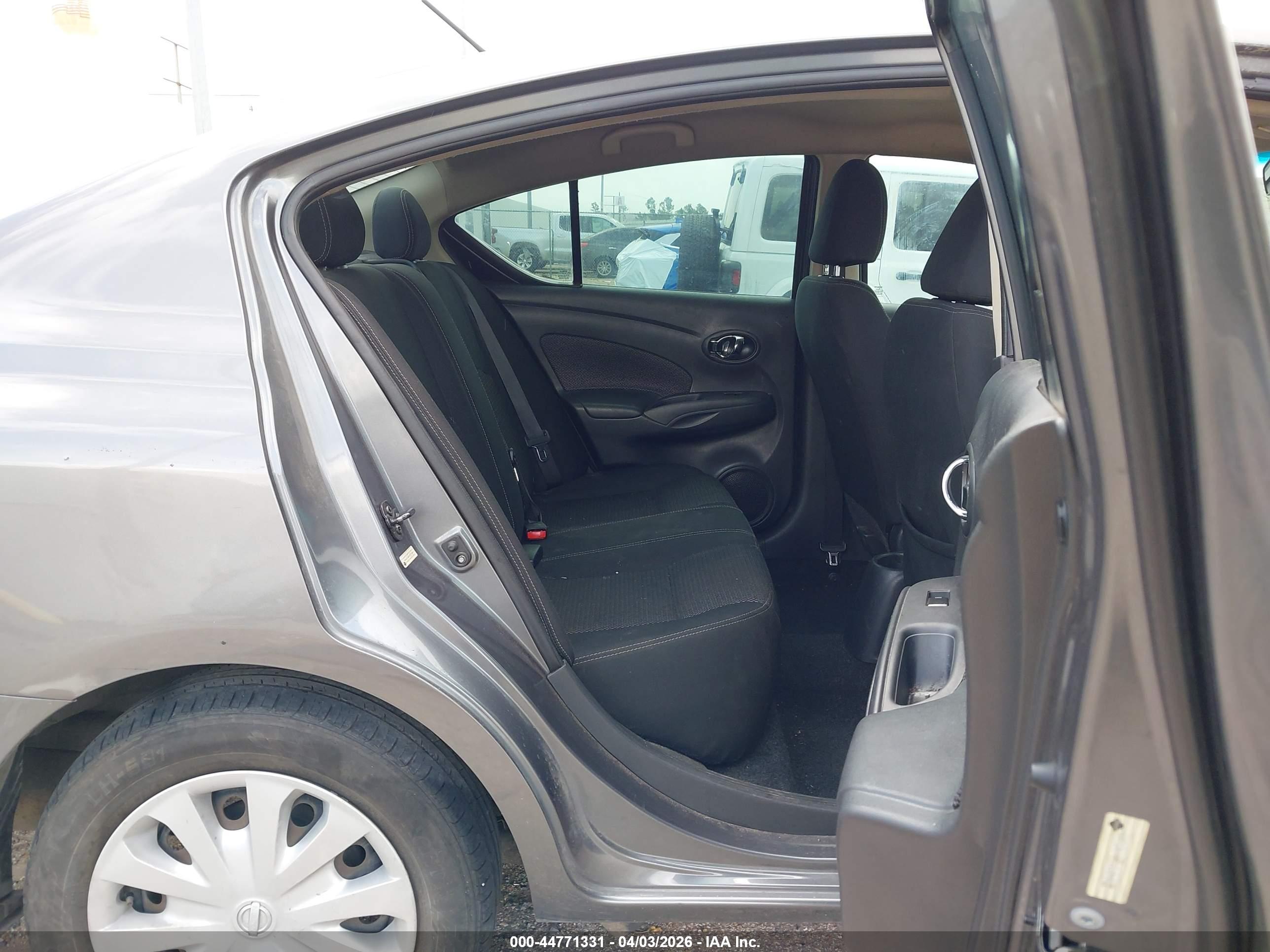 NISSAN VERSA image 8