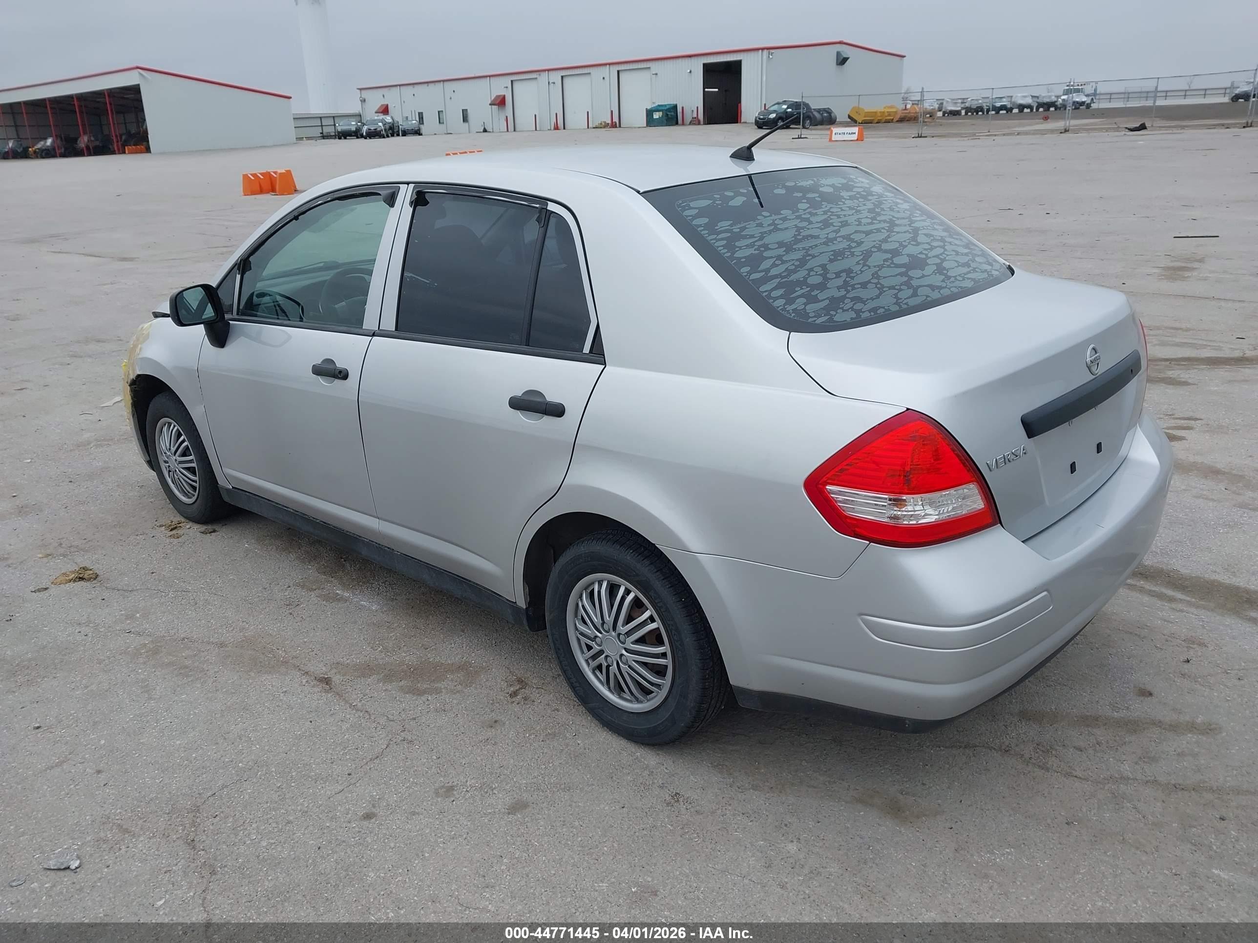 NISSAN VERSA image 3