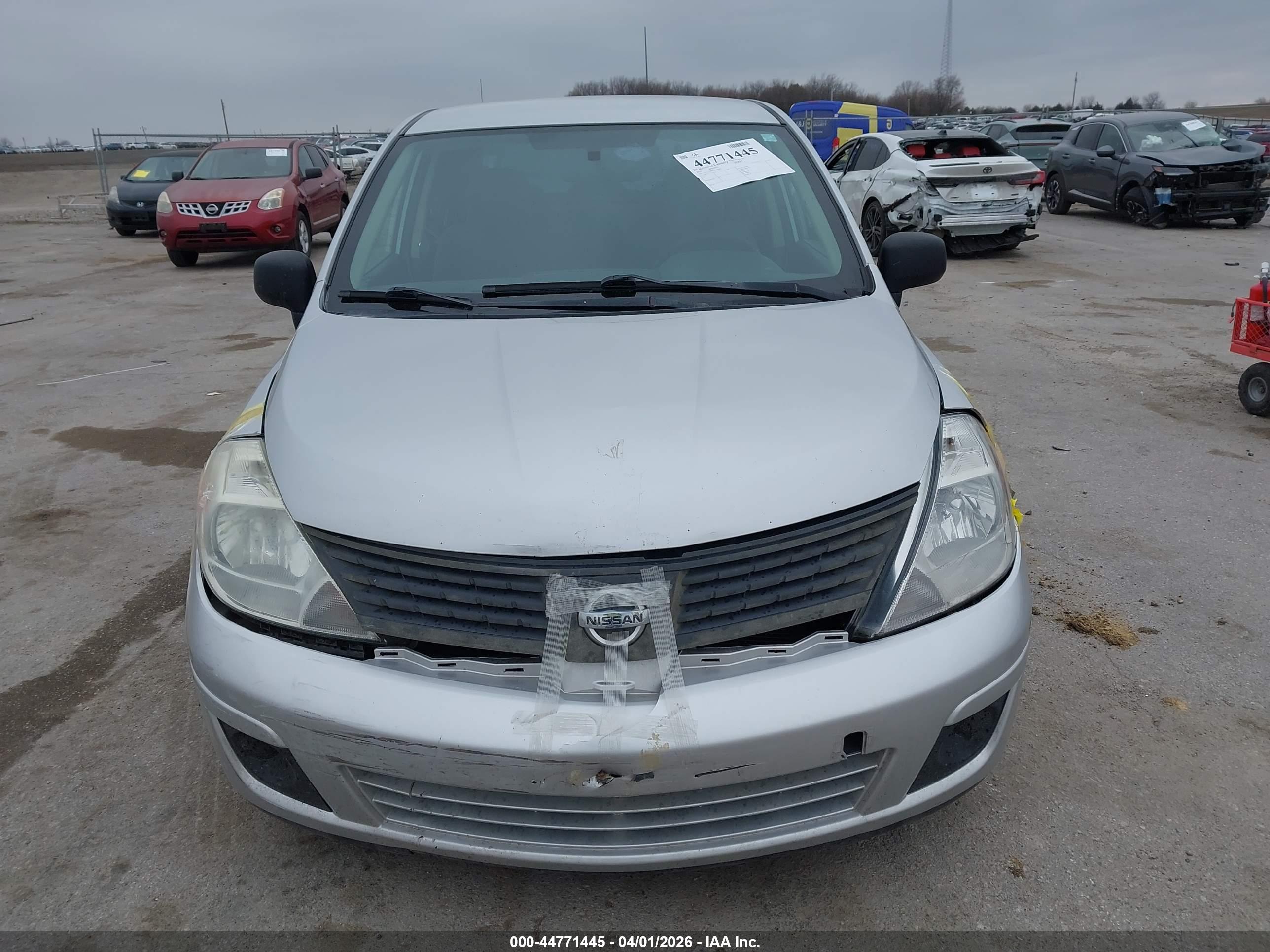 NISSAN VERSA image 6