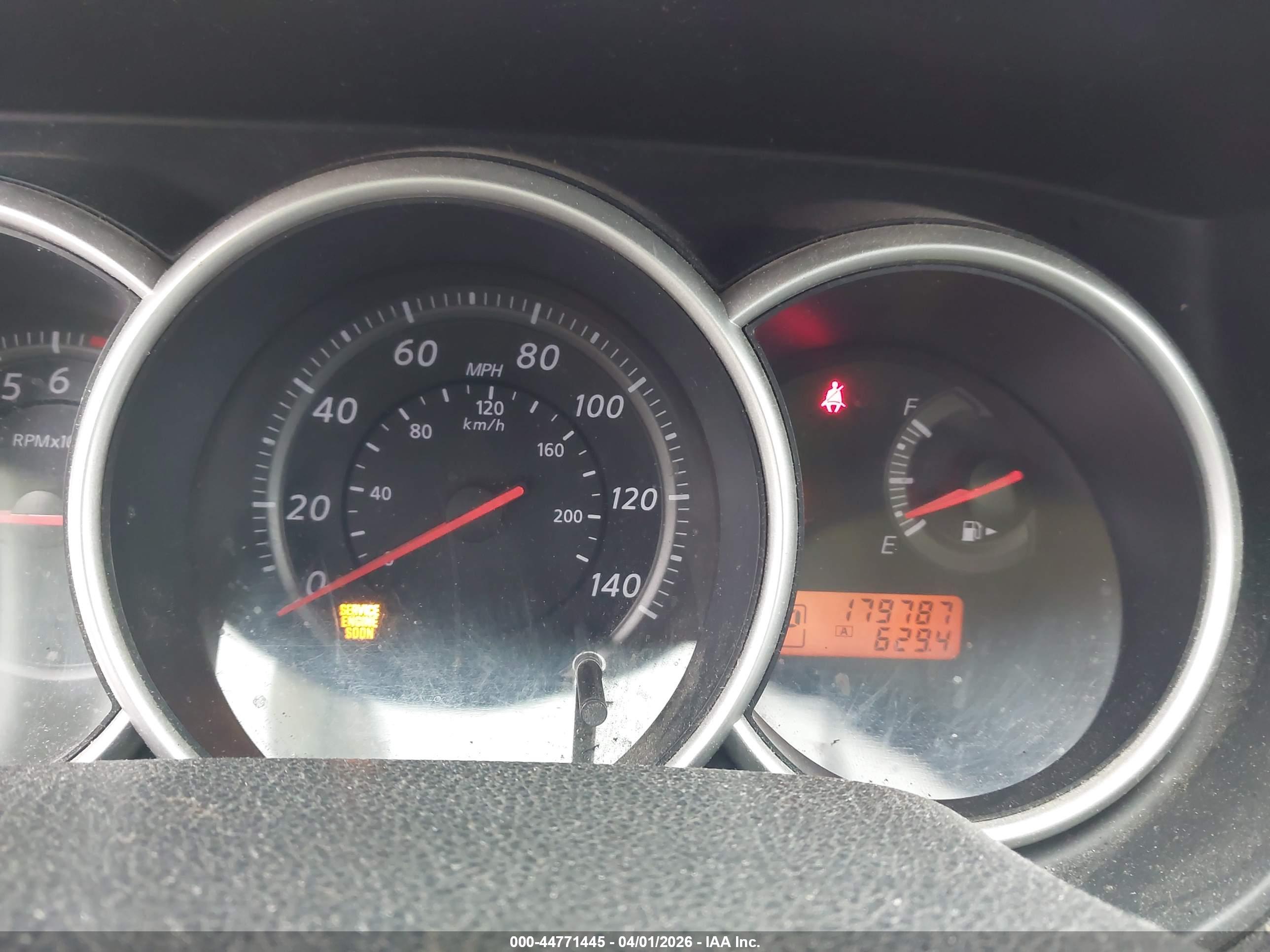 NISSAN VERSA image 7