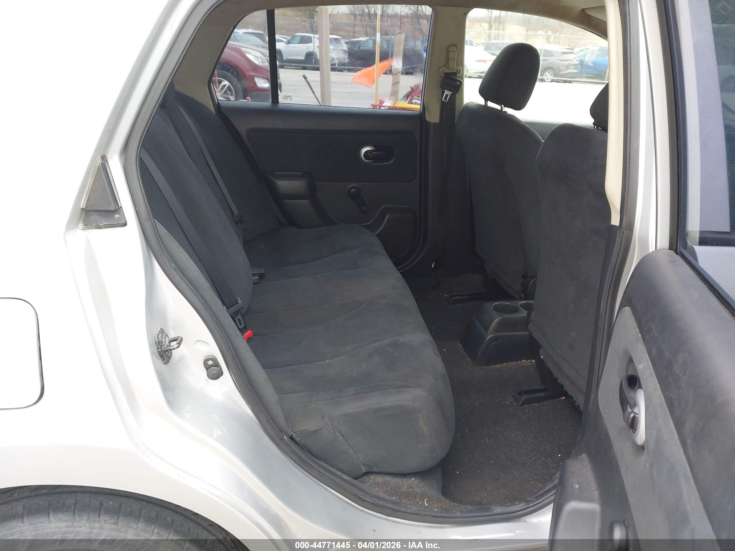 NISSAN VERSA image 8