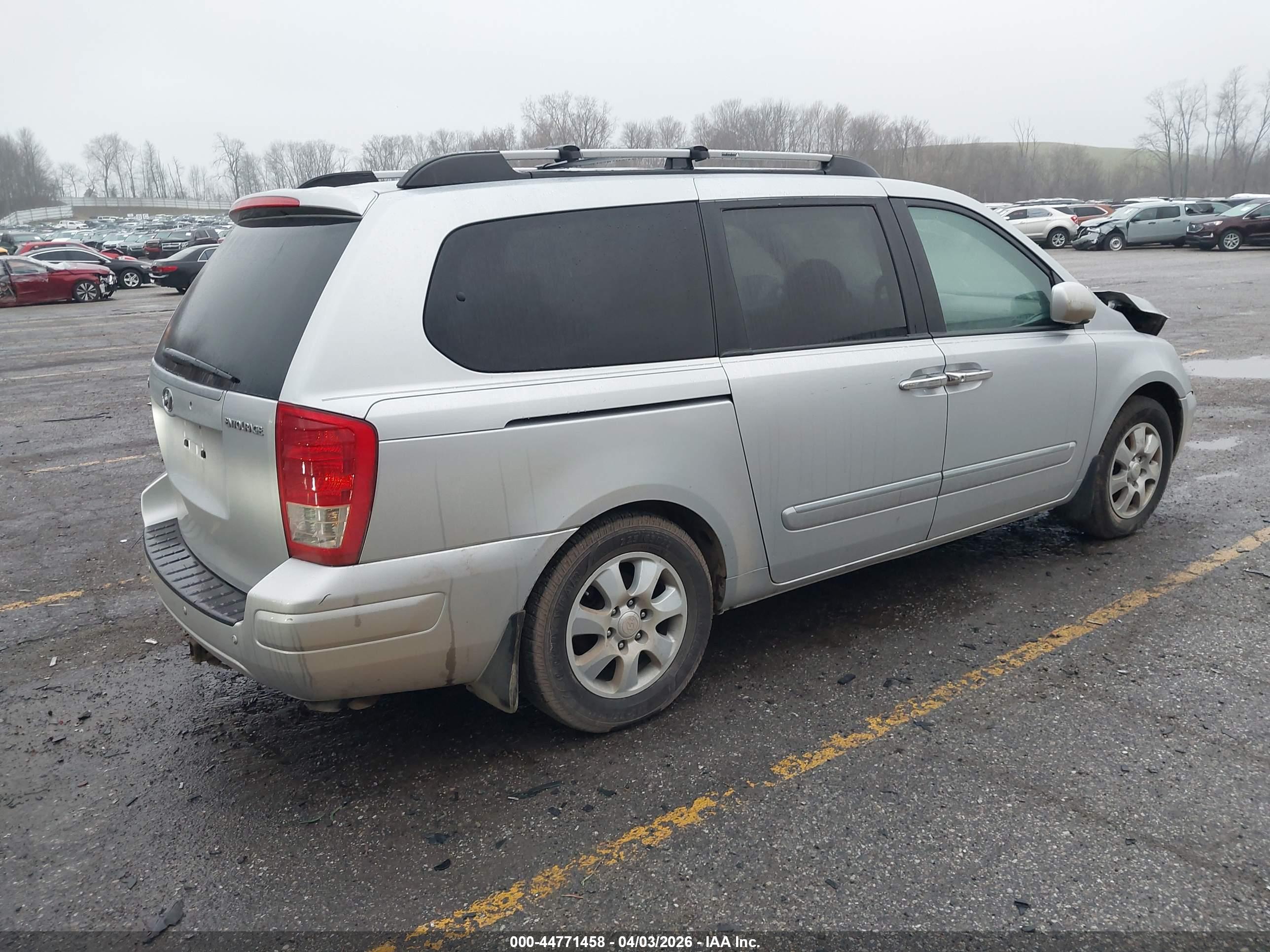 HYUNDAI ENTOURAGE image 4