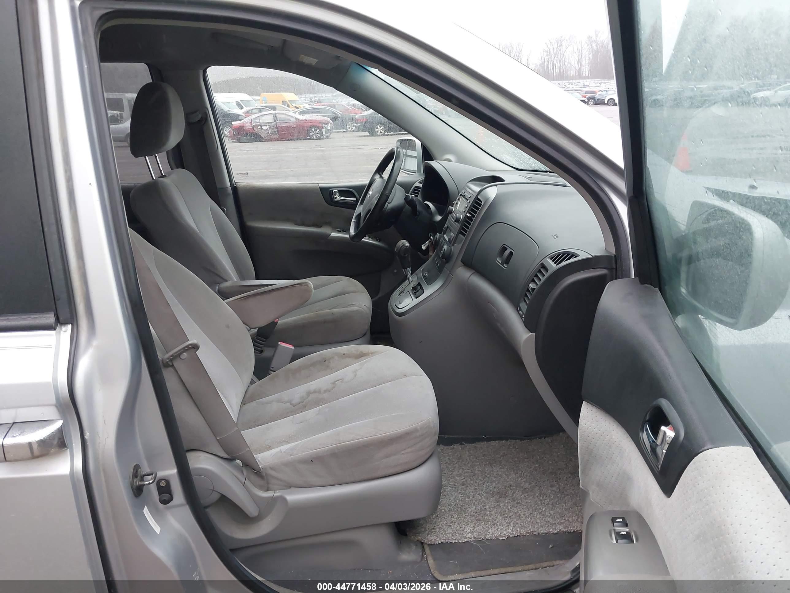 HYUNDAI ENTOURAGE image 5