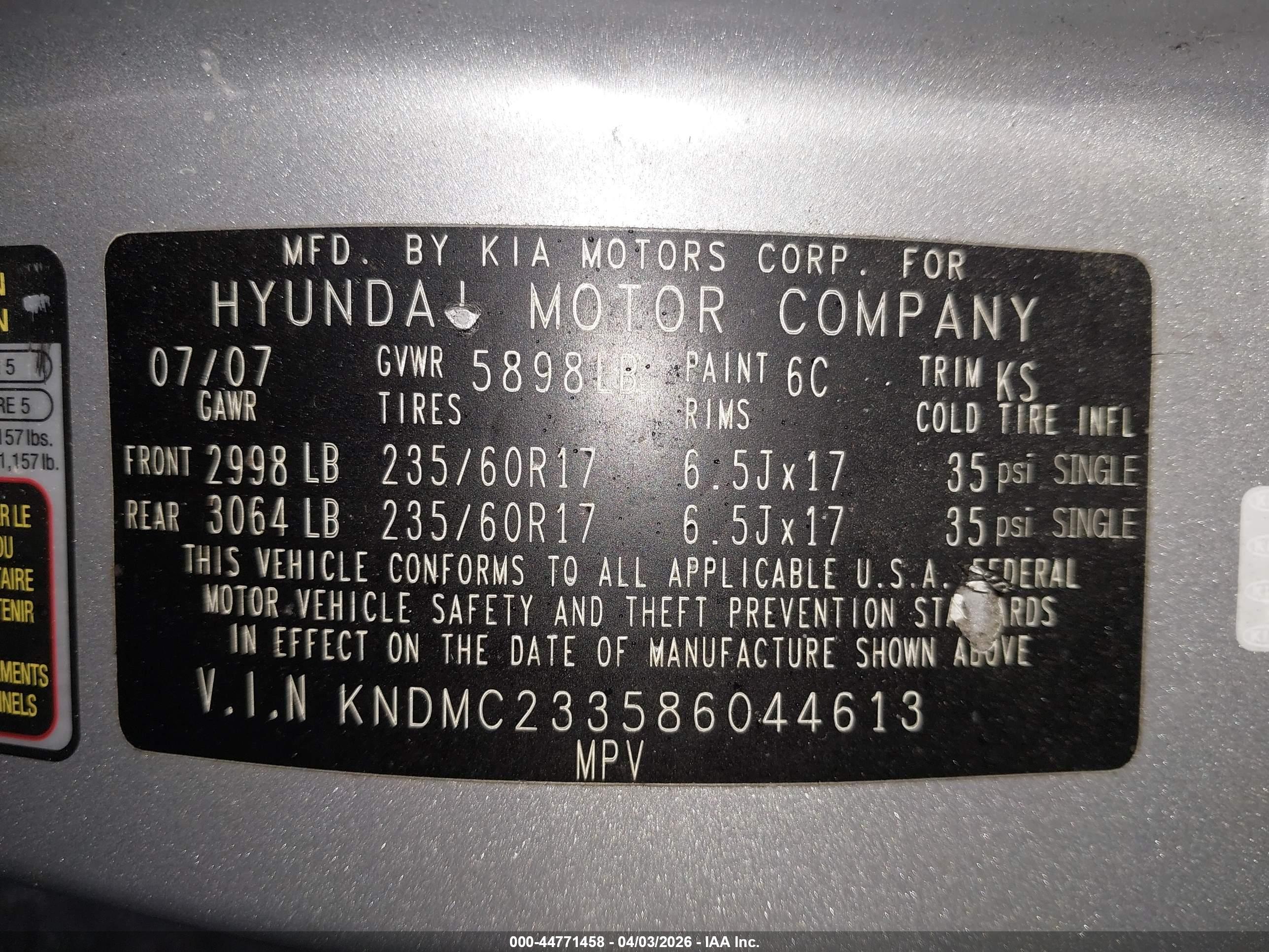 HYUNDAI ENTOURAGE image 9