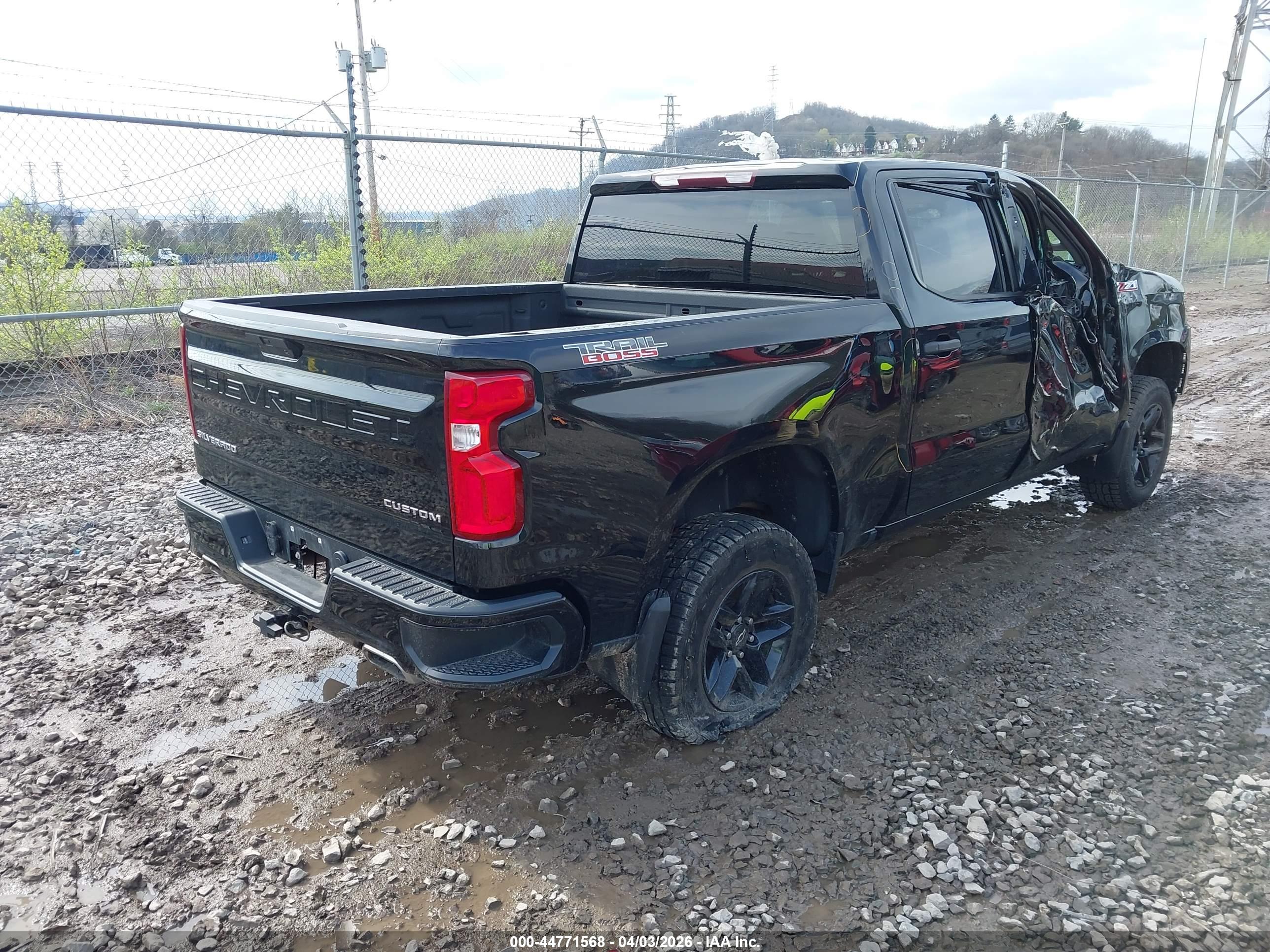 CHEVROLET SILVERADO image 4