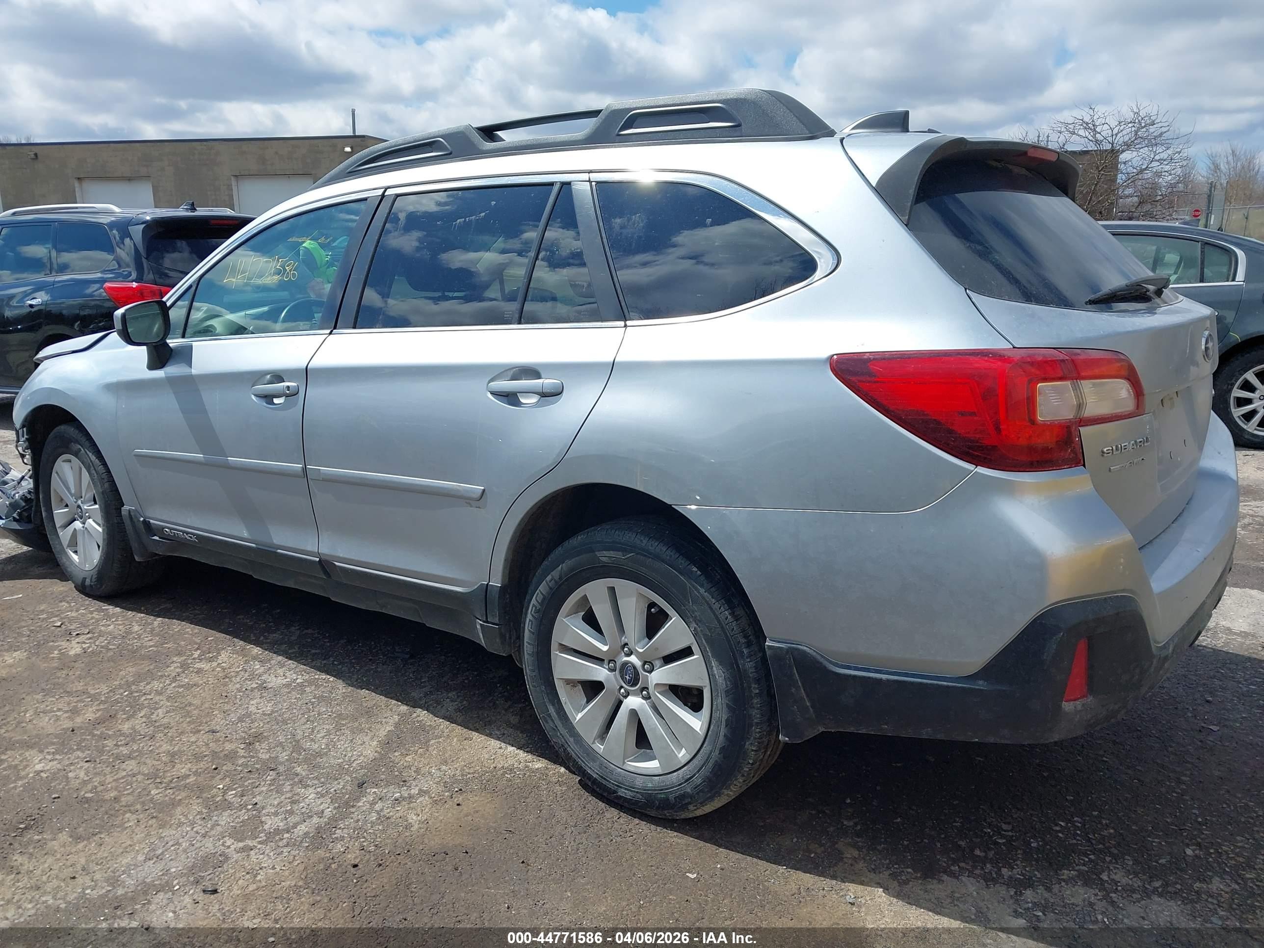 SUBARU OUTBACK image 3