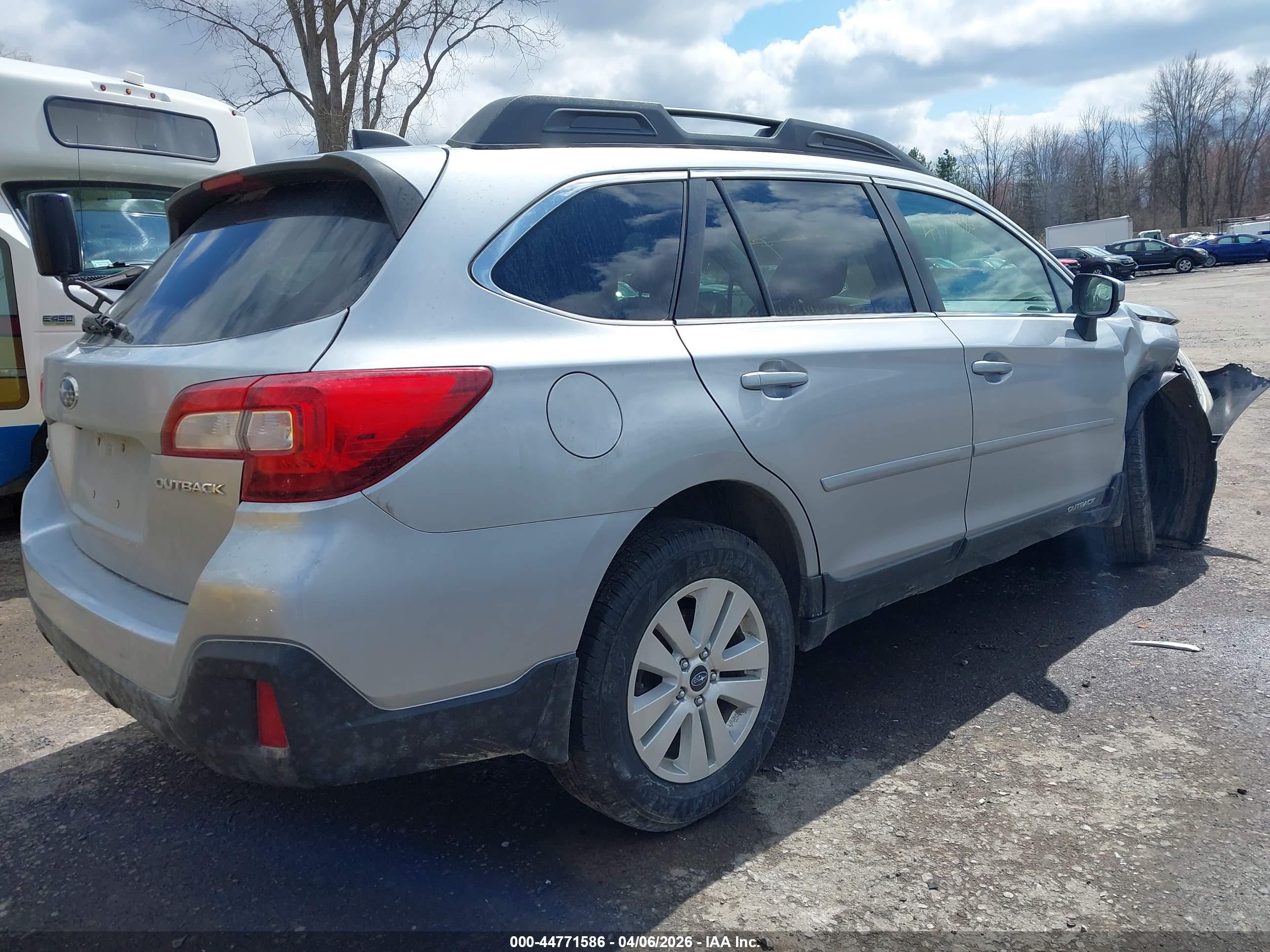 SUBARU OUTBACK image 4