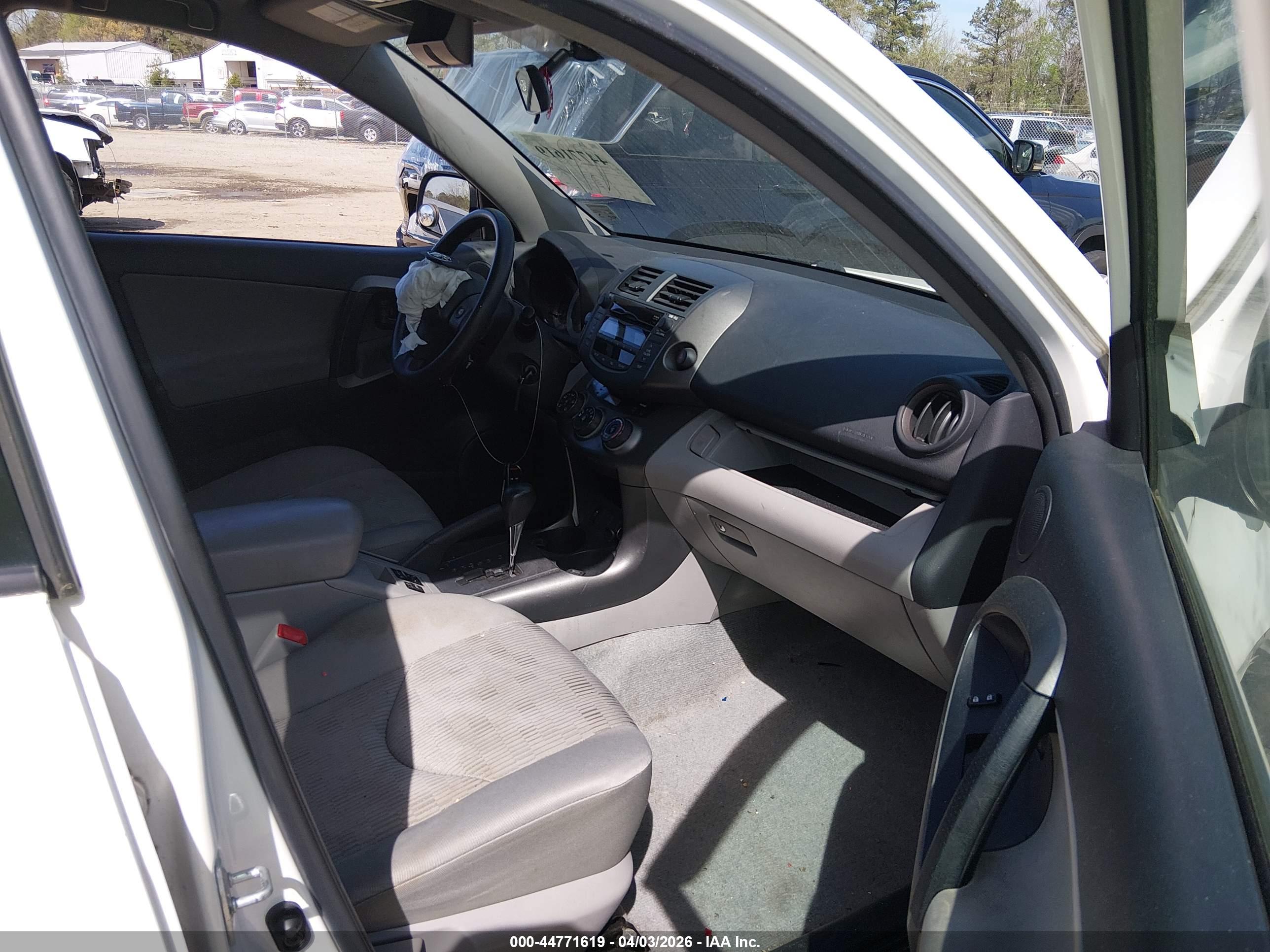 TOYOTA RAV4 image 5
