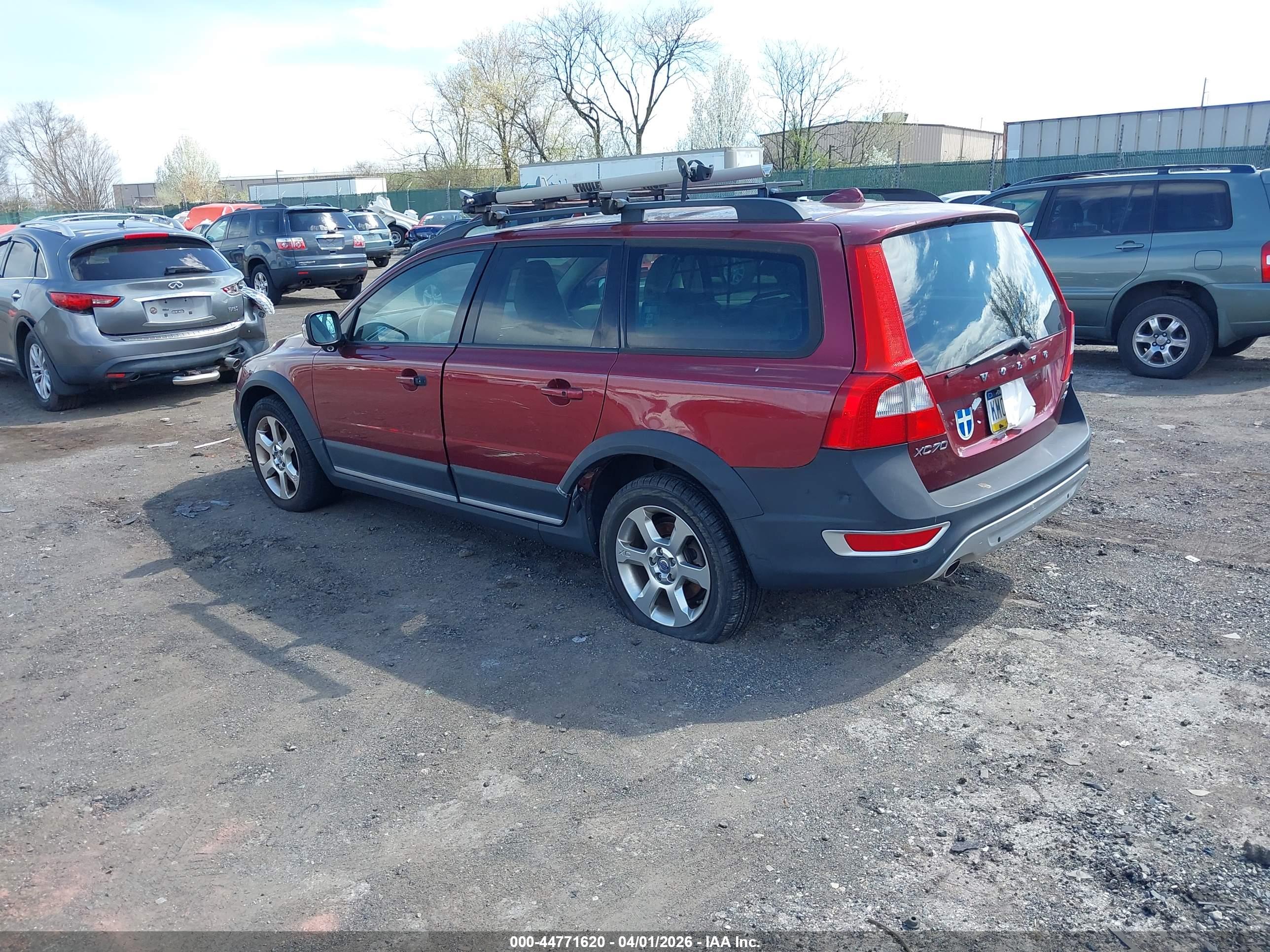 VOLVO XC70 image 3
