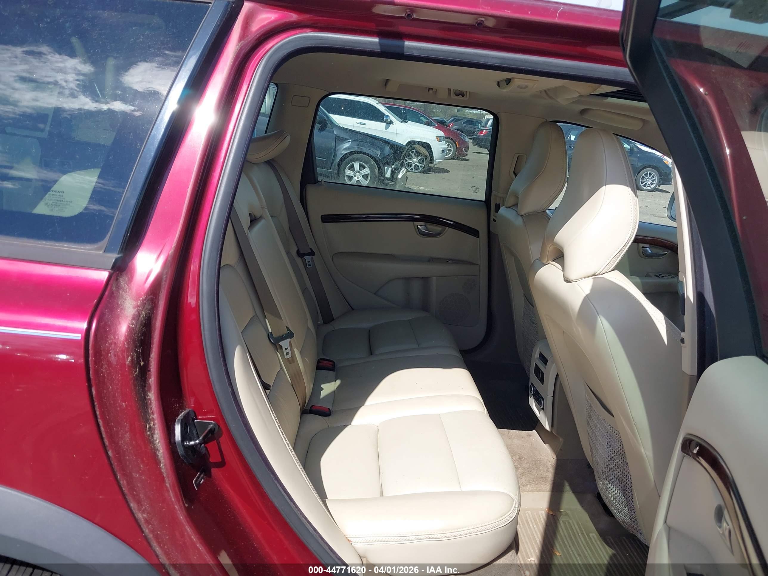 VOLVO XC70 image 8