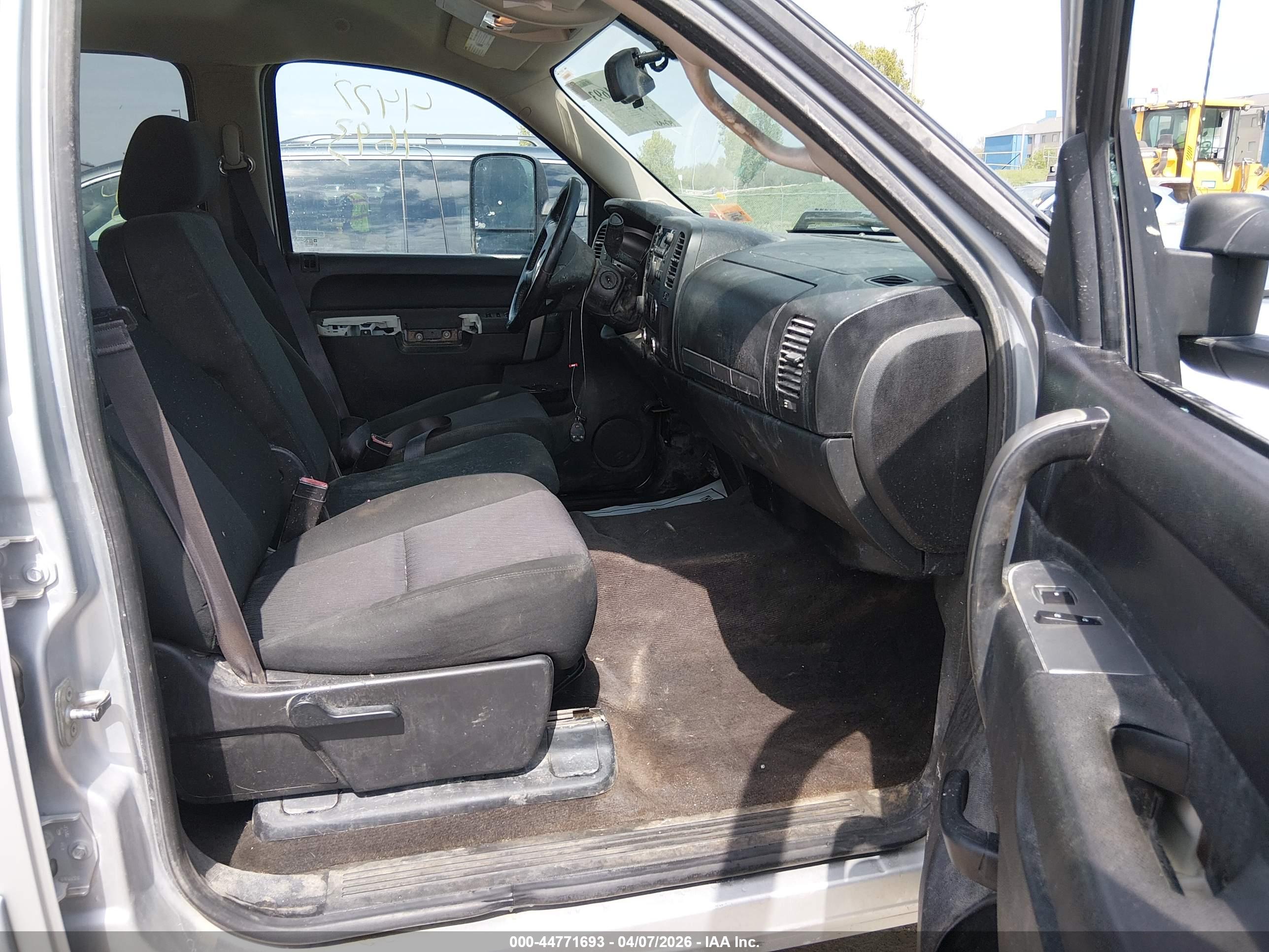 CHEVROLET SILVERADO image 5
