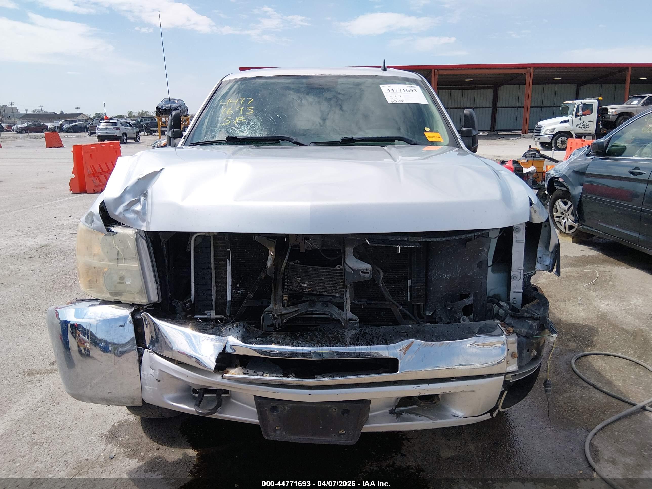 CHEVROLET SILVERADO image 6