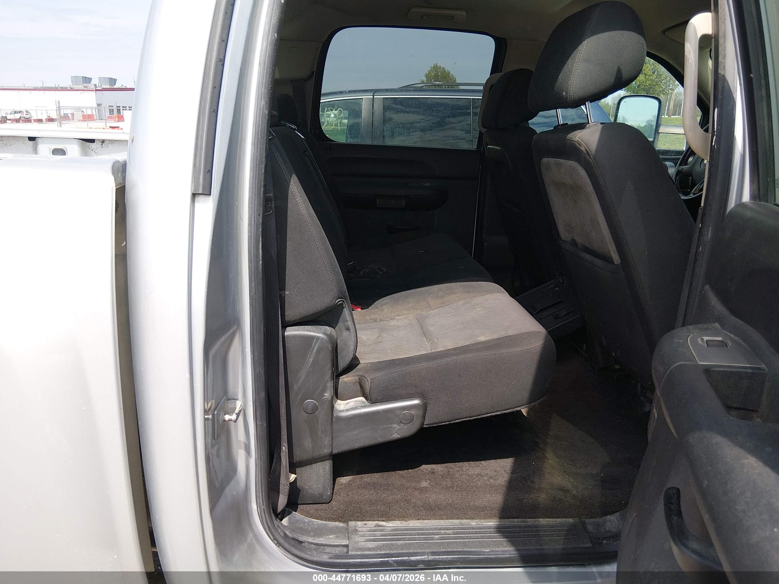 CHEVROLET SILVERADO image 8