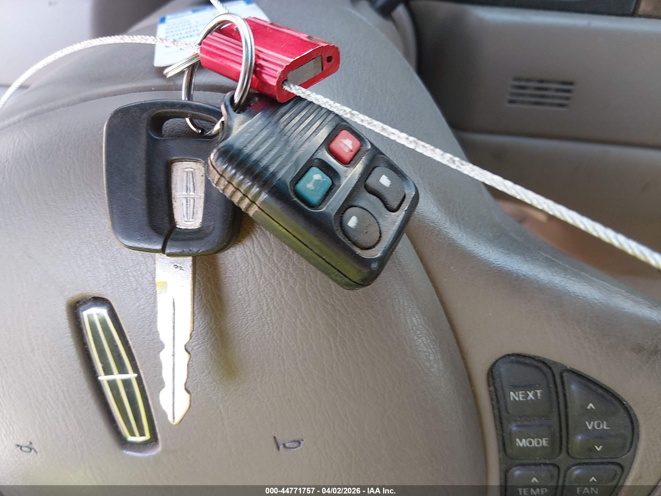 LINCOLN TOWN image 11