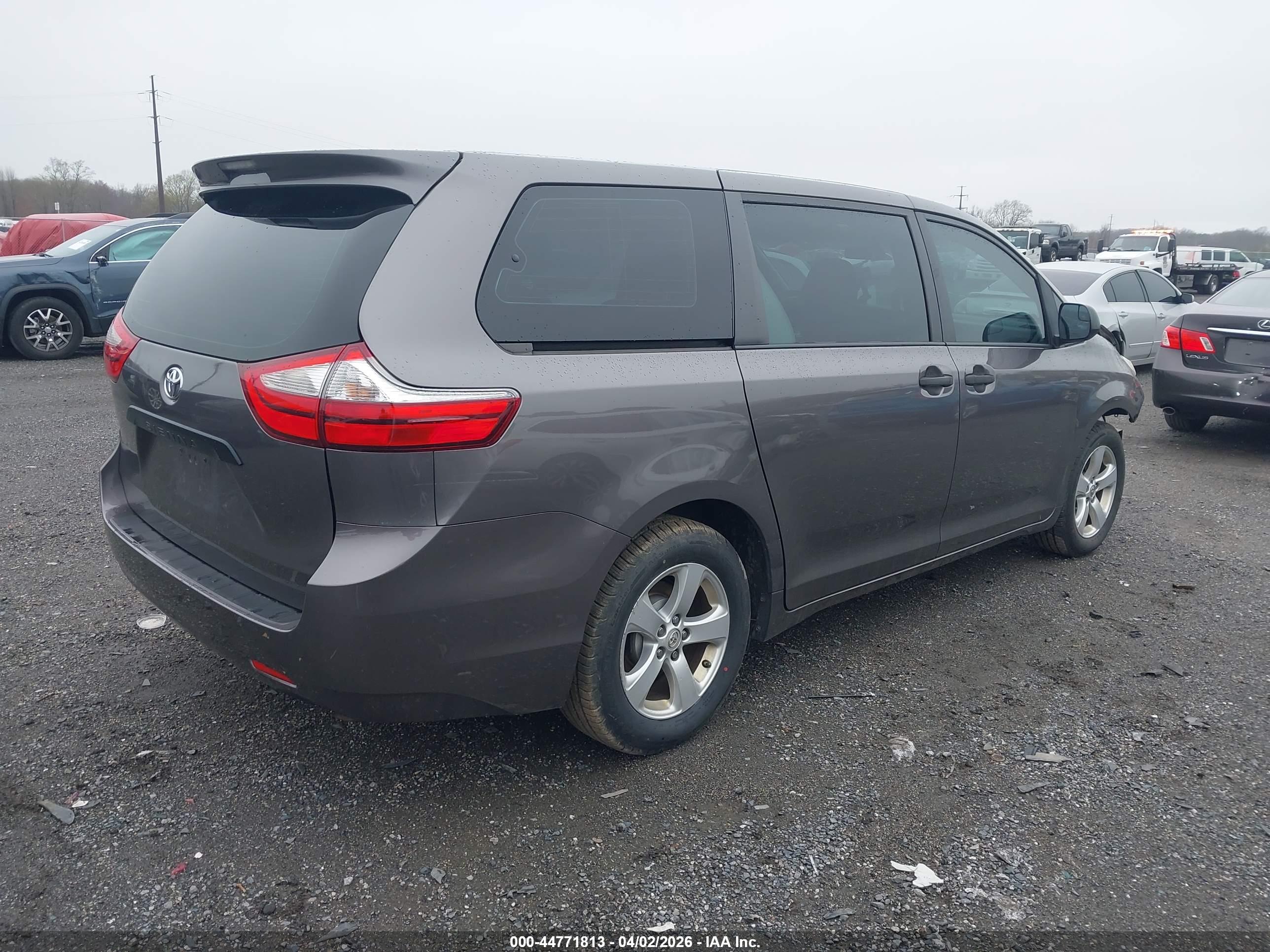 TOYOTA SIENNA image 4