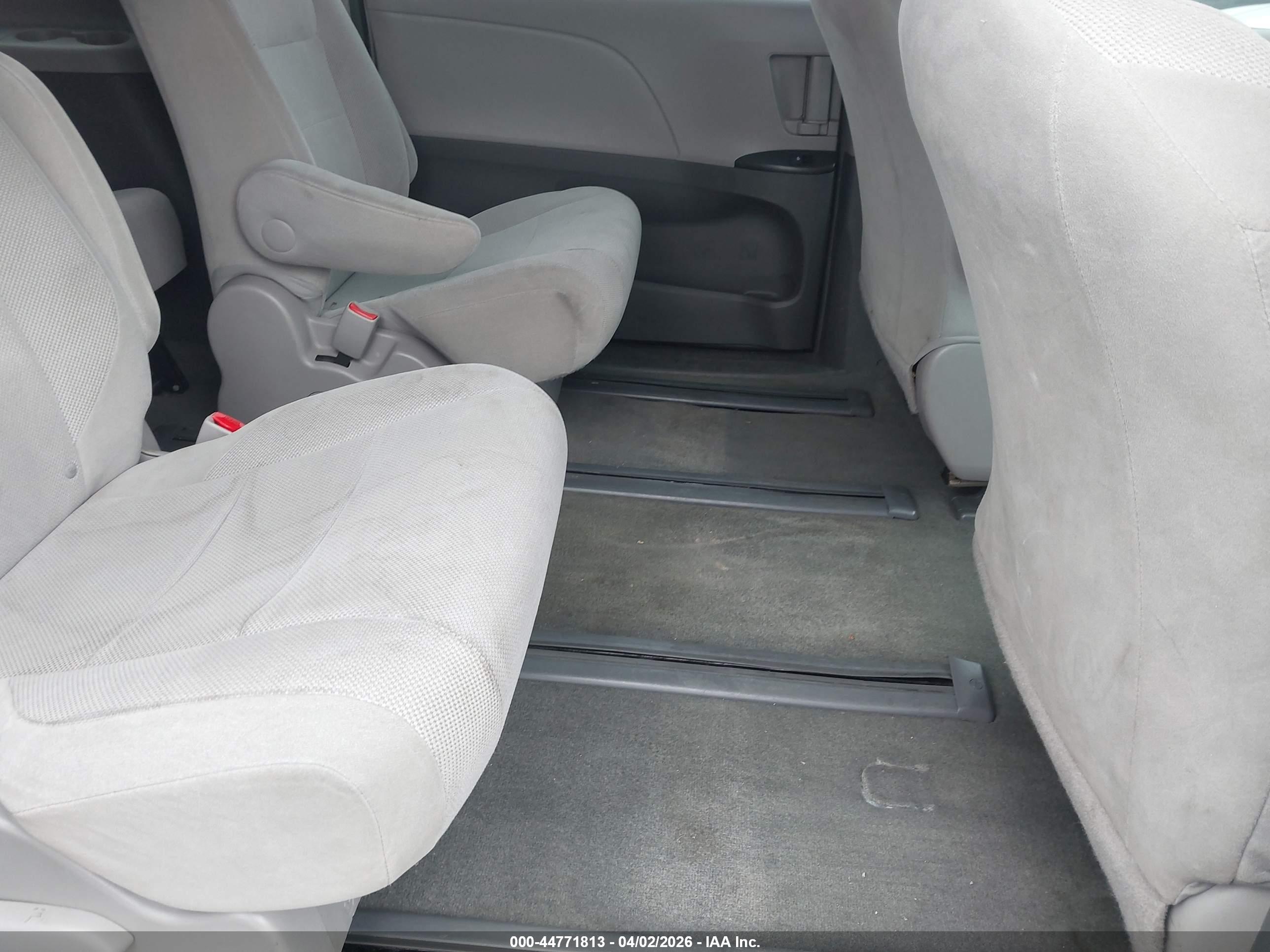 TOYOTA SIENNA image 8