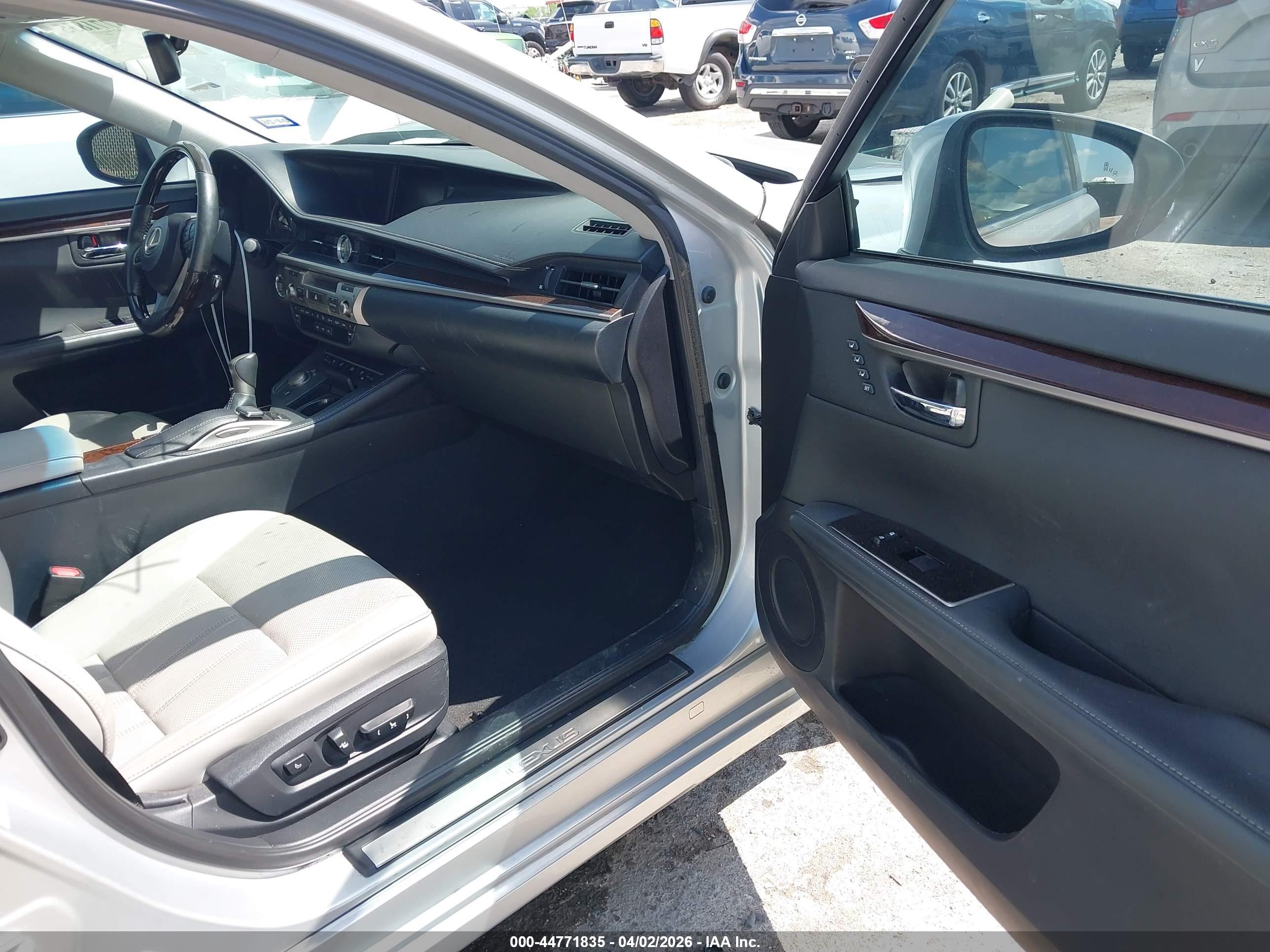 LEXUS ES image 5