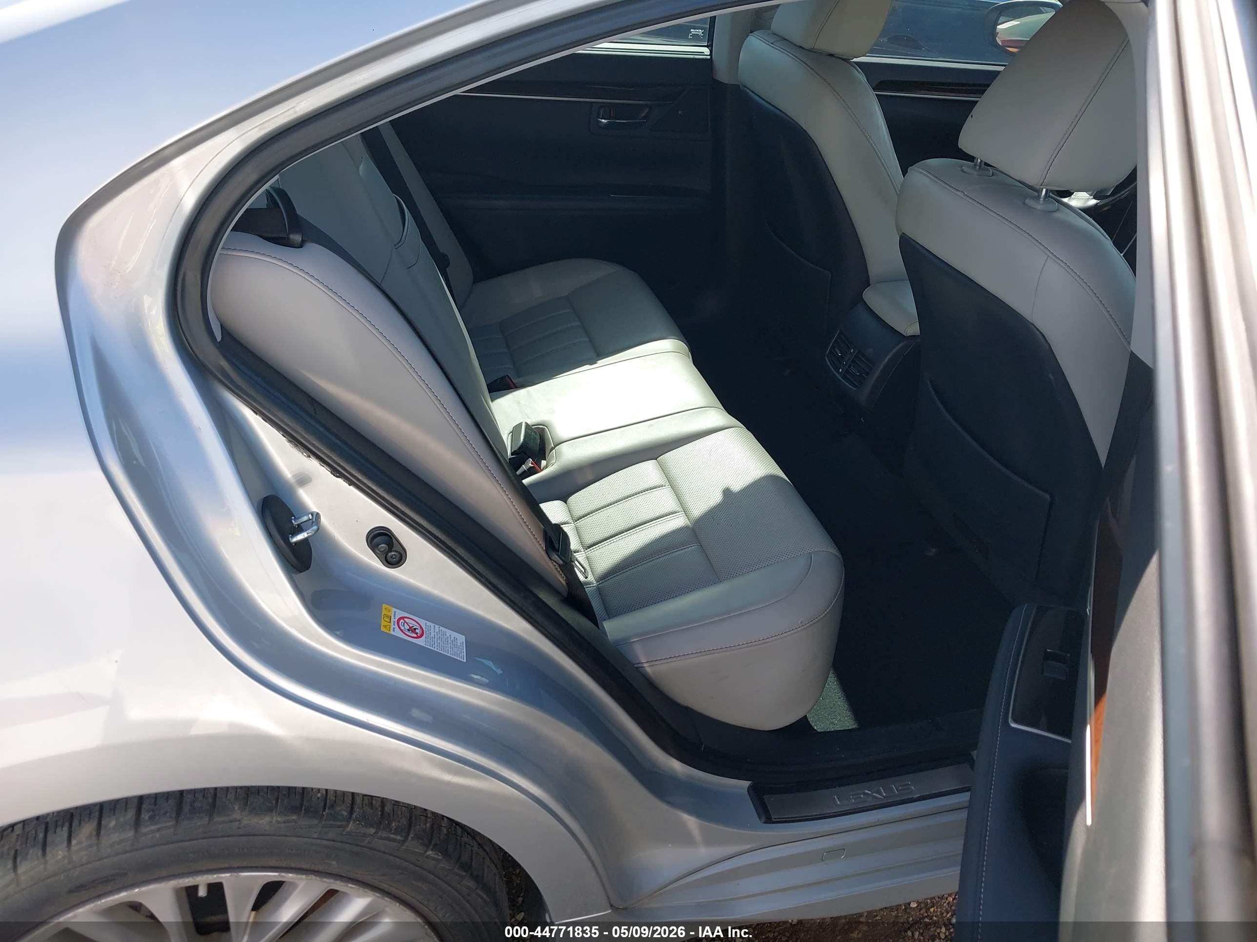 LEXUS ES image 8