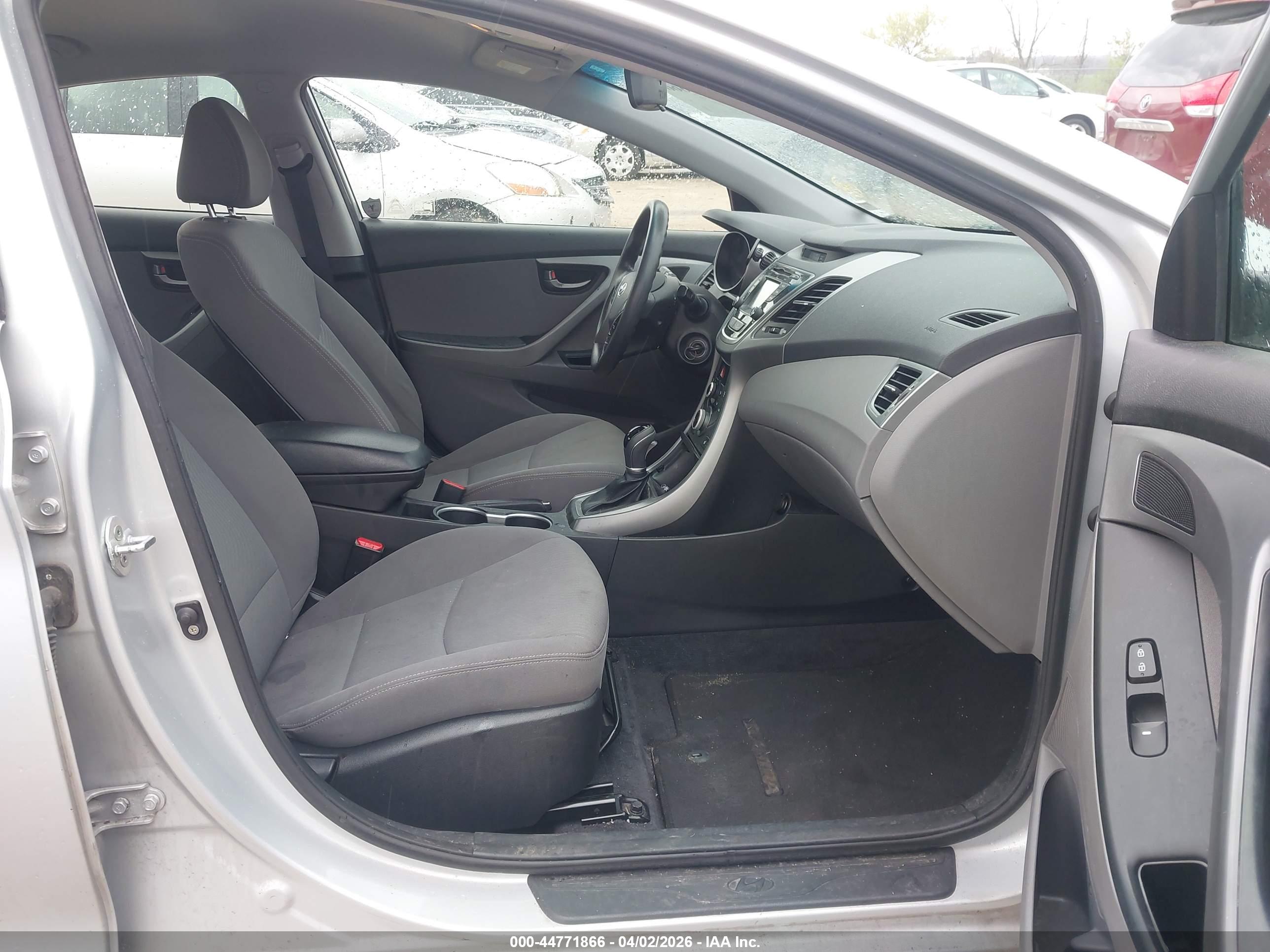 HYUNDAI ELANTRA image 5
