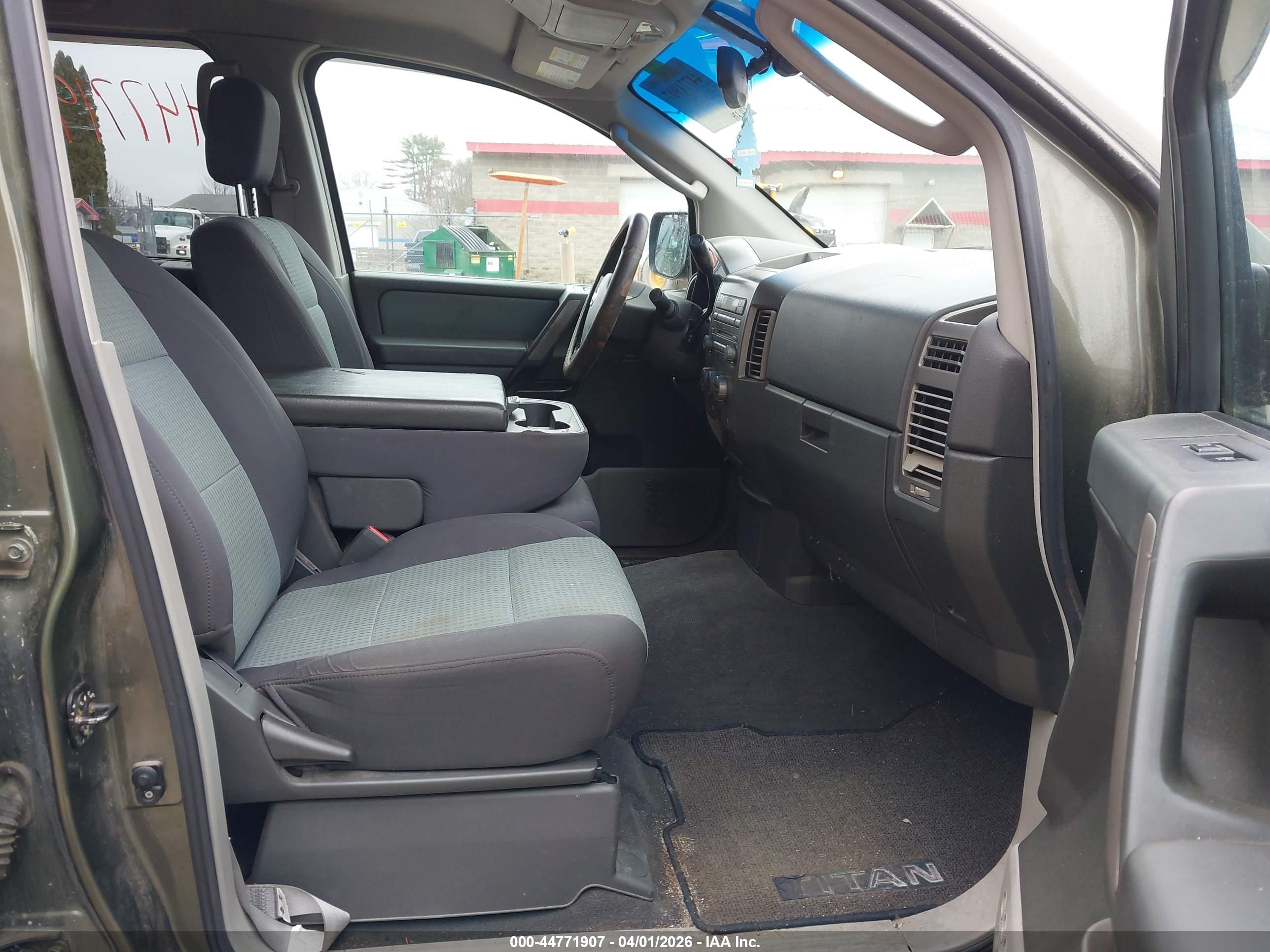 NISSAN TITAN image 5