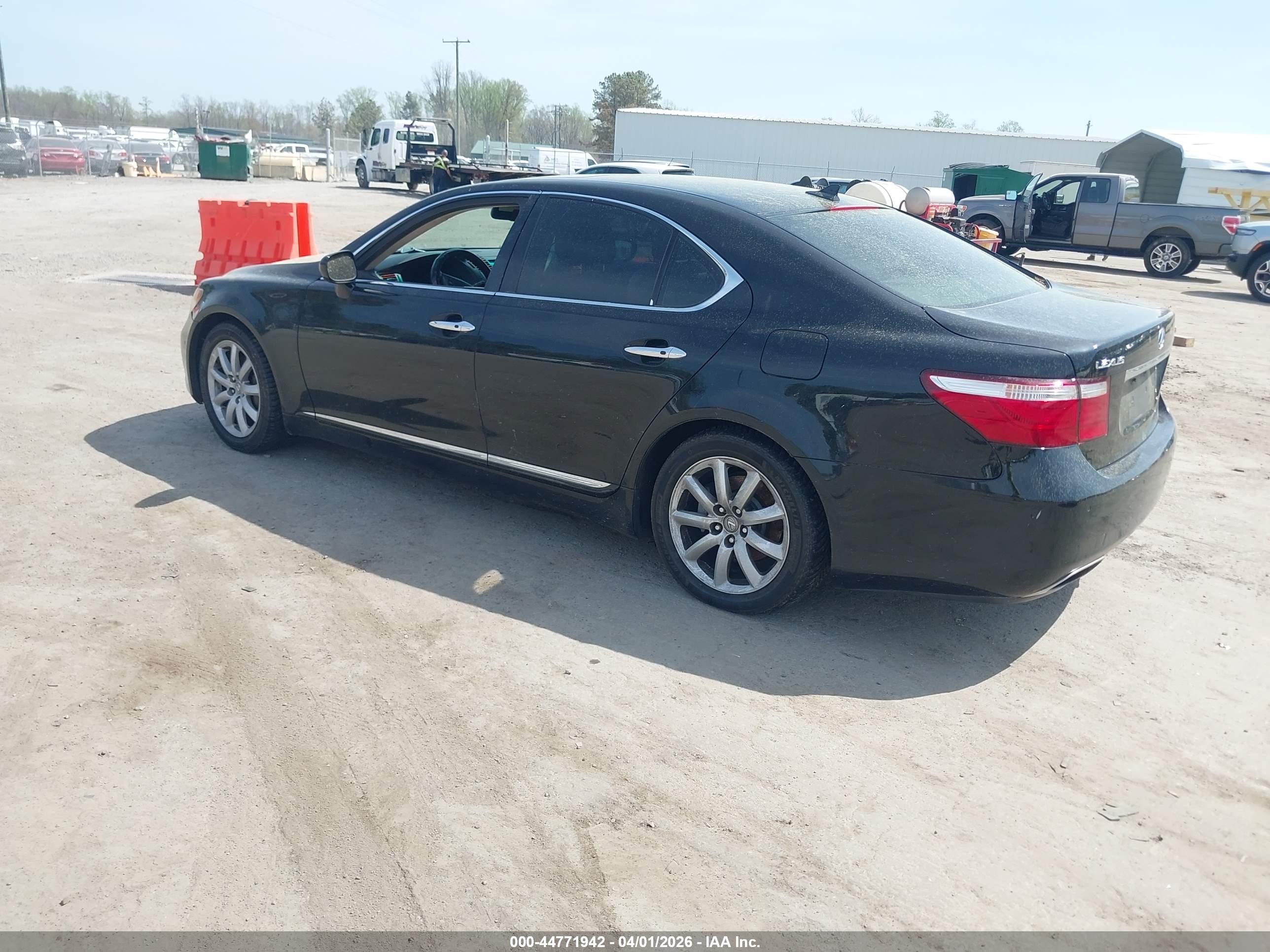 LEXUS LS image 3