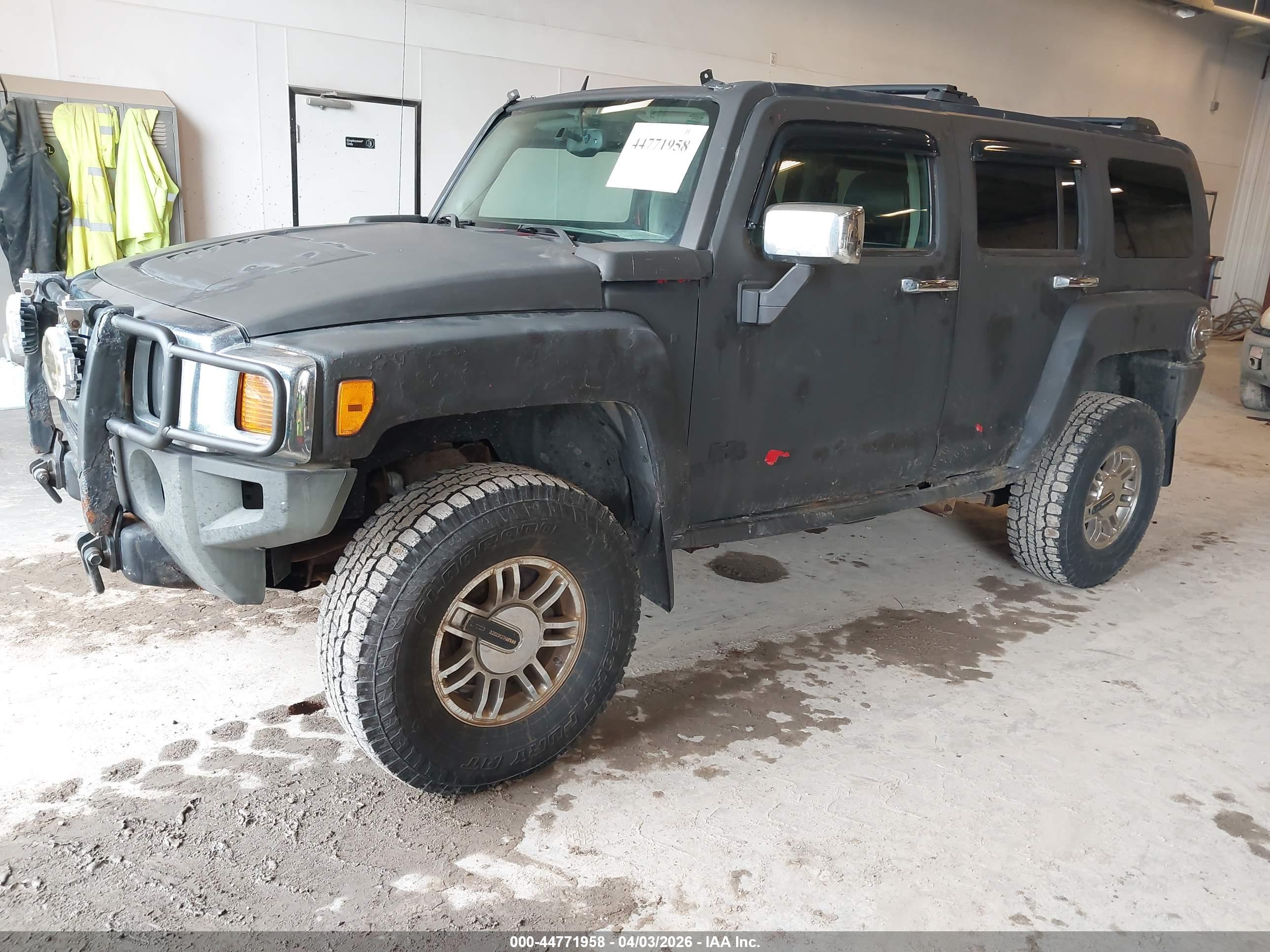 HUMMER H3 image 2